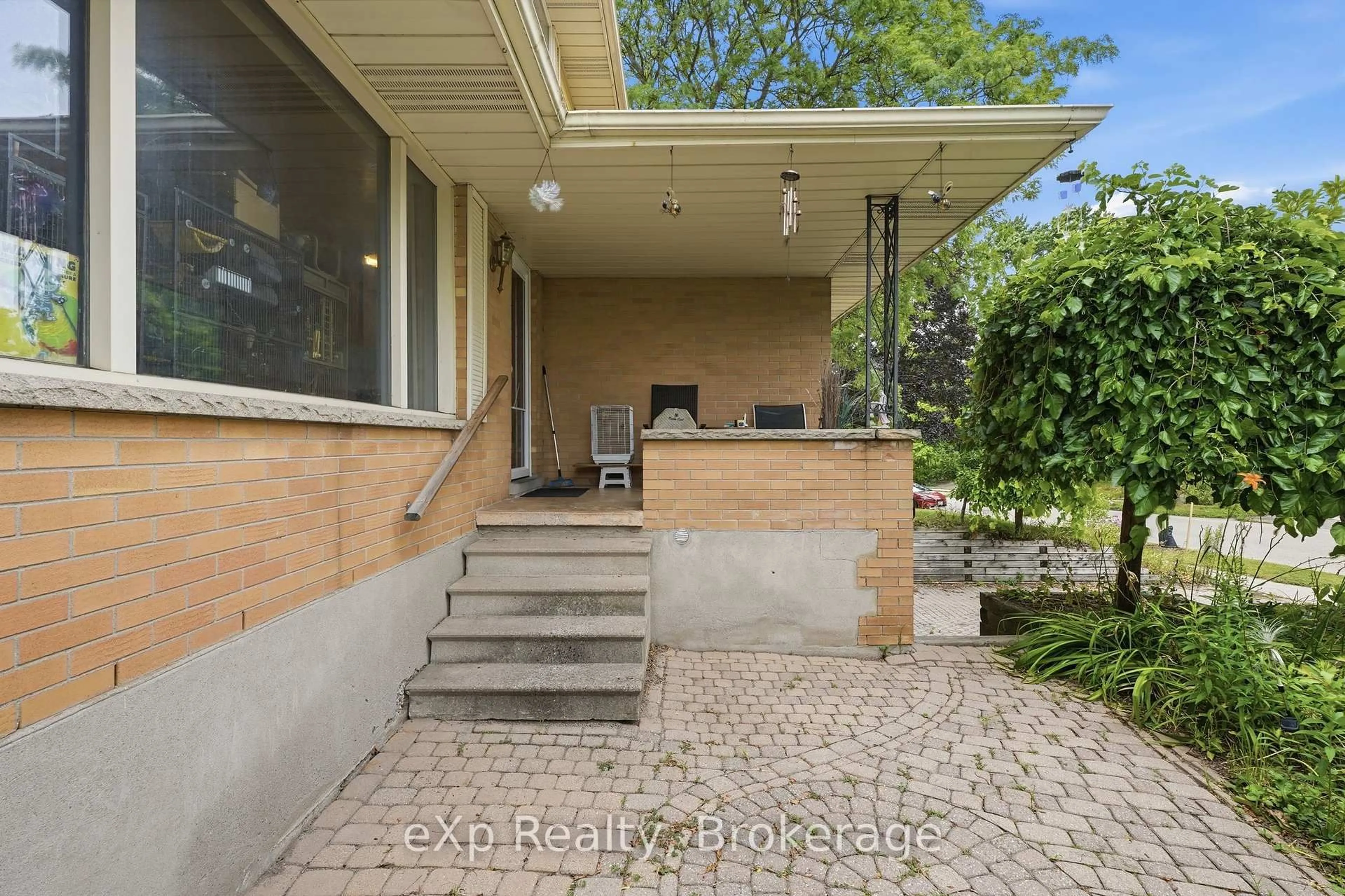 Patio, street for 101 Crosby Dr, Kitchener Ontario N2B 2L1