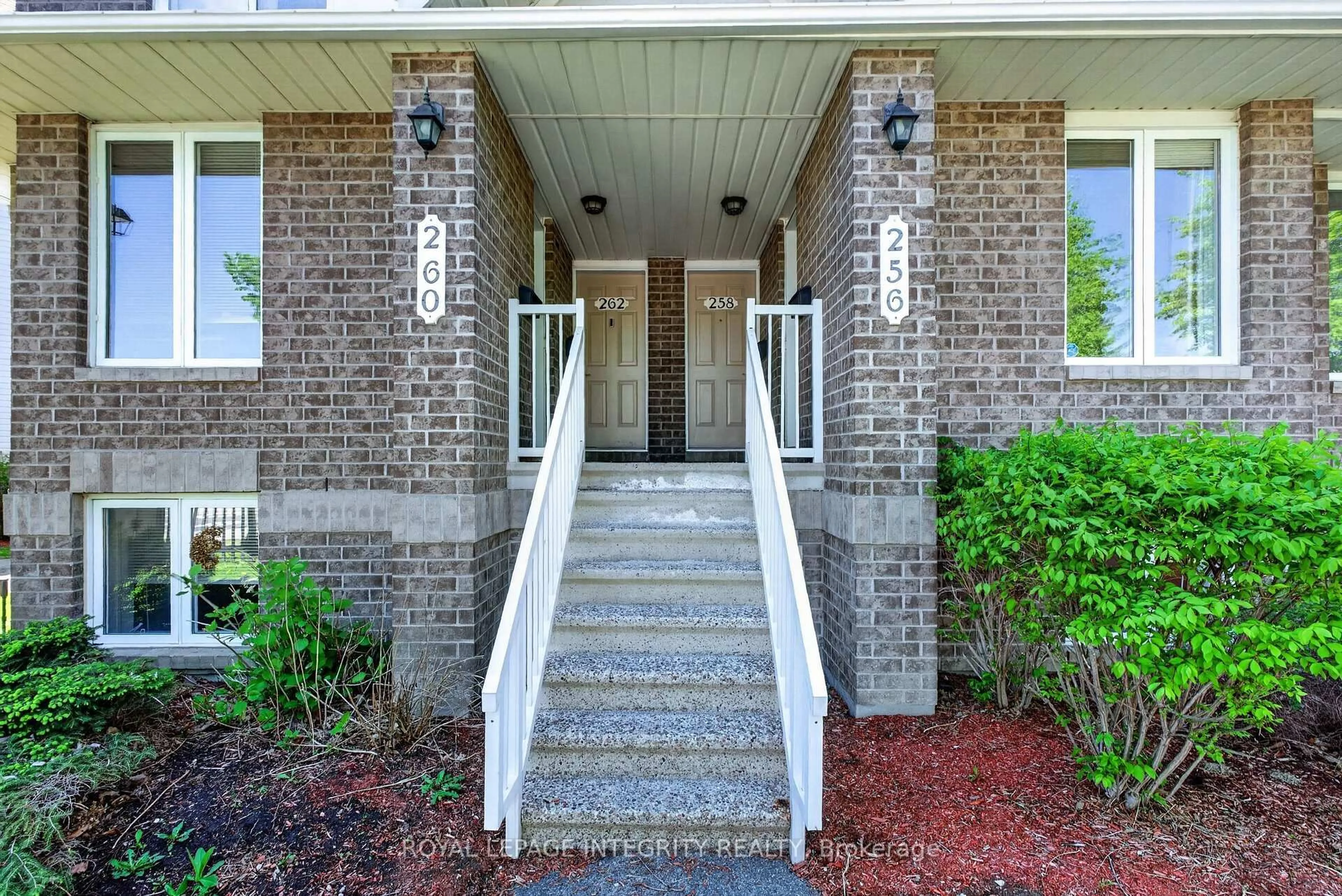 Indoor entryway for 256 Cresthaven Dr, Ottawa Ontario K2G 6W4