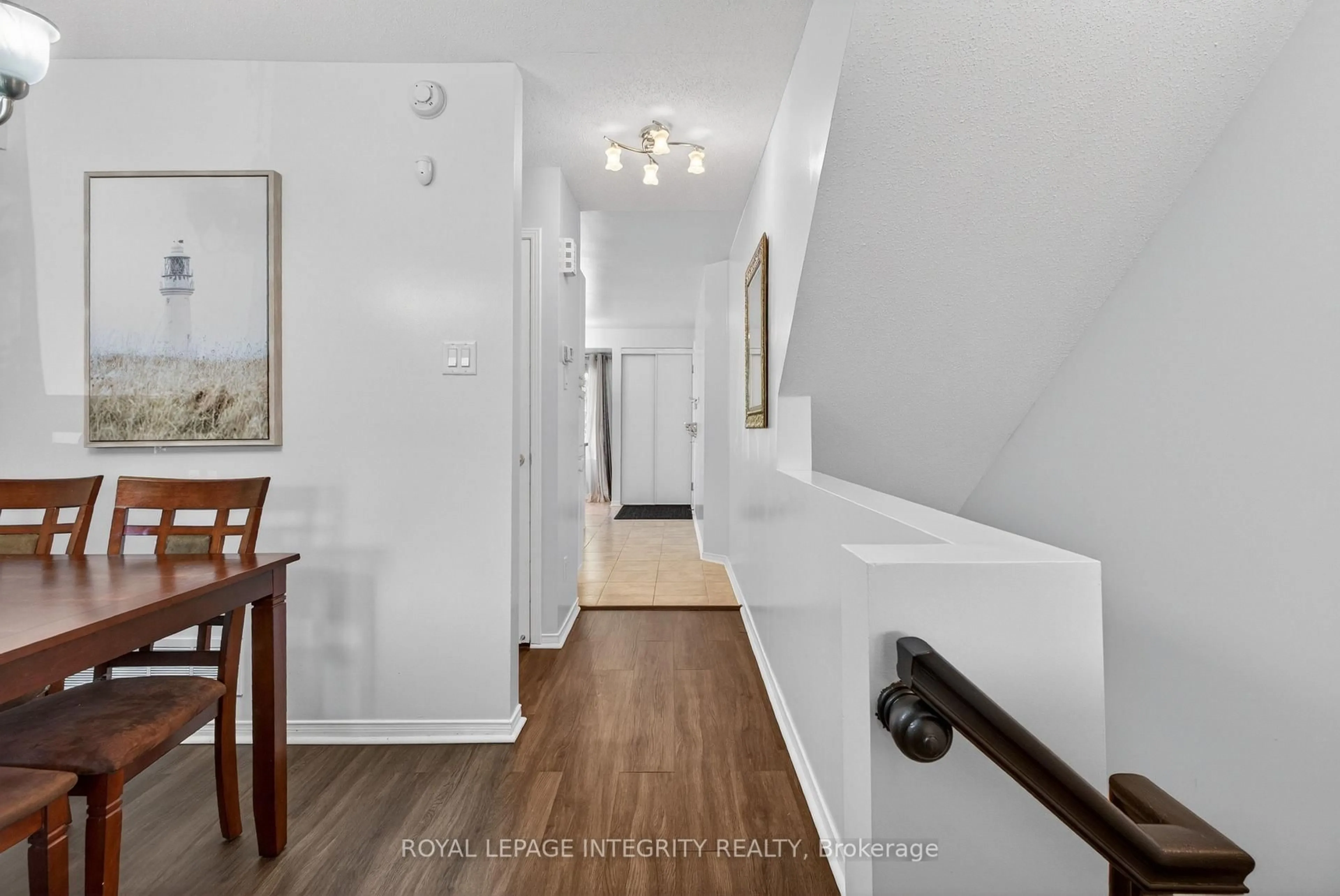 Indoor entryway for 256 Cresthaven Dr, Ottawa Ontario K2G 6W4