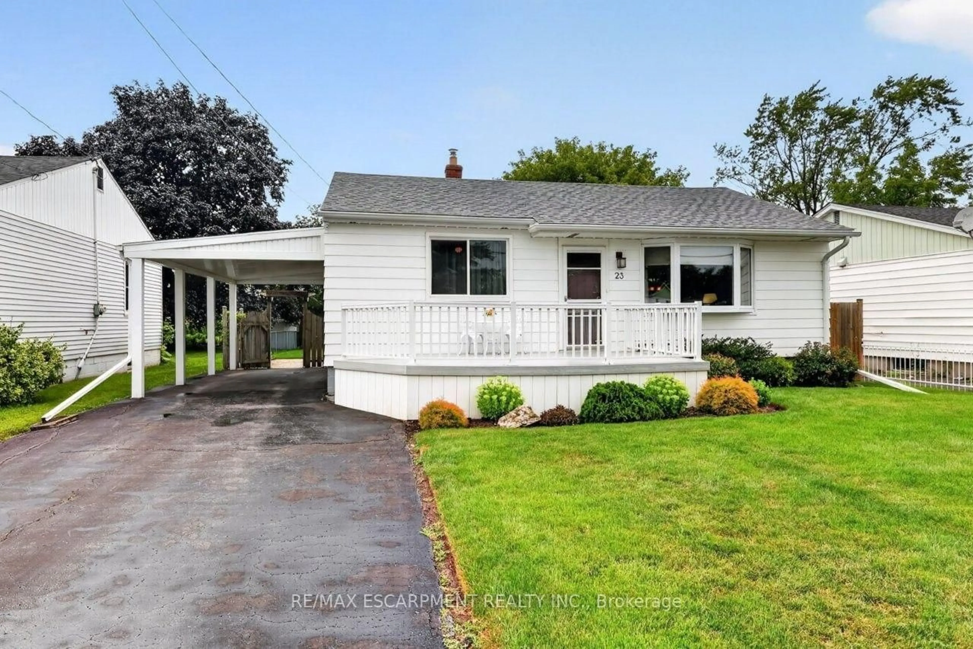 Home with vinyl exterior material, street for 23 Lakeview Ave, Grimsby Ontario L3M 3L9