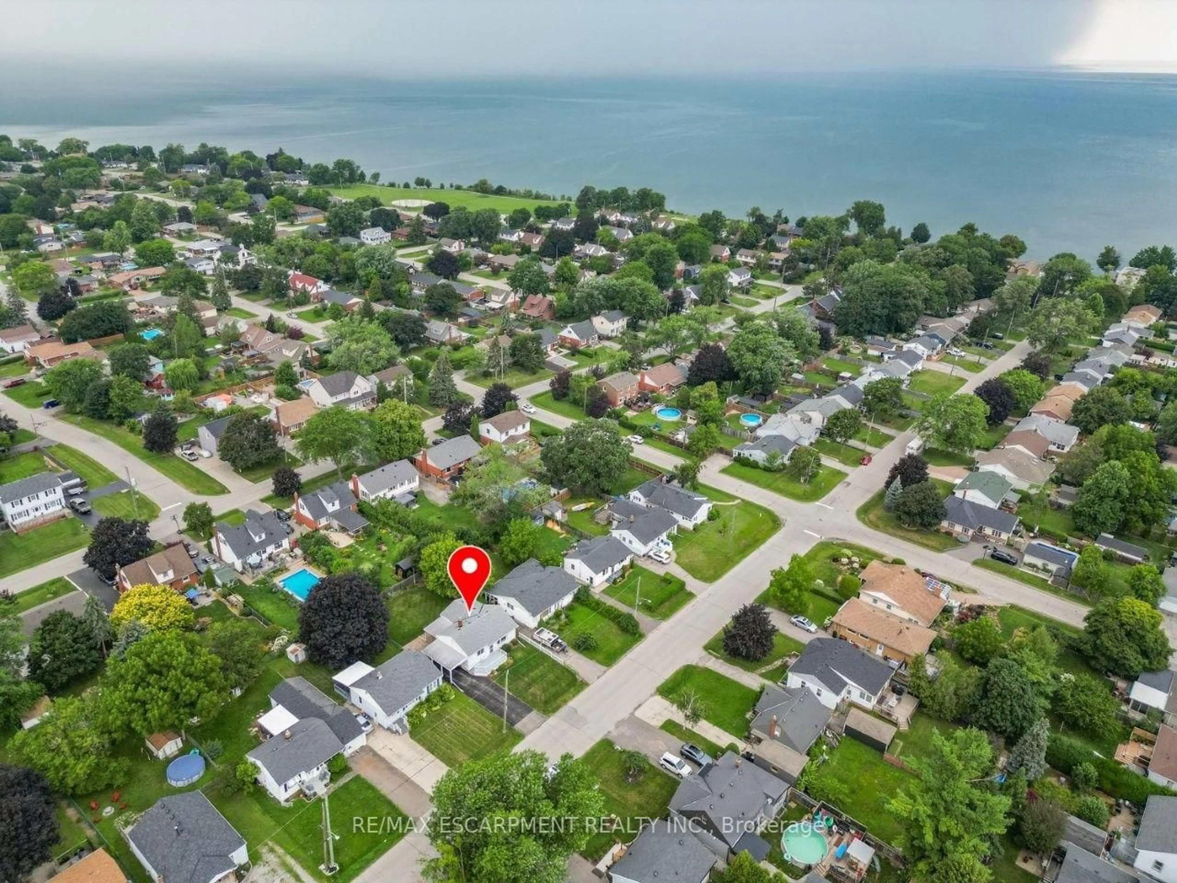A pic from outside/outdoor area/front of a property/back of a property/a pic from drone, water/lake/river/ocean view for 23 Lakeview Ave, Grimsby Ontario L3M 3L9