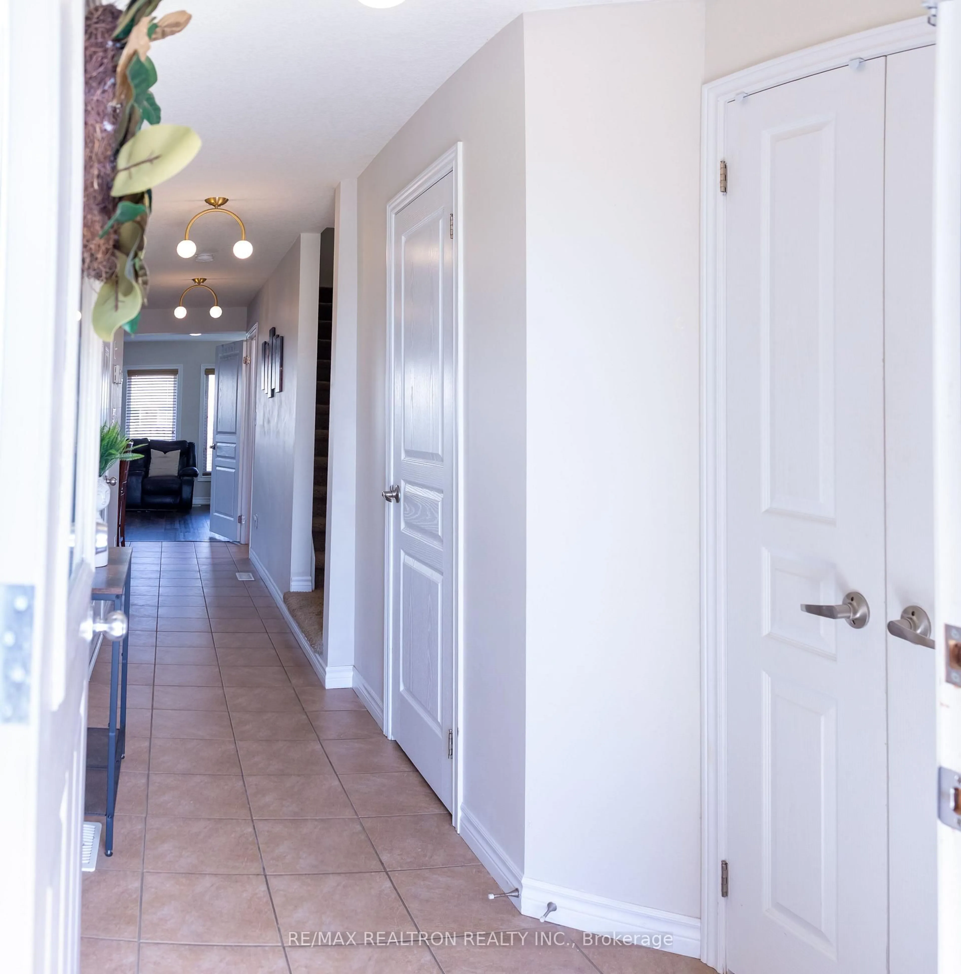Indoor entryway for 130 Simmonds Dr, Guelph Ontario L7A 0P3