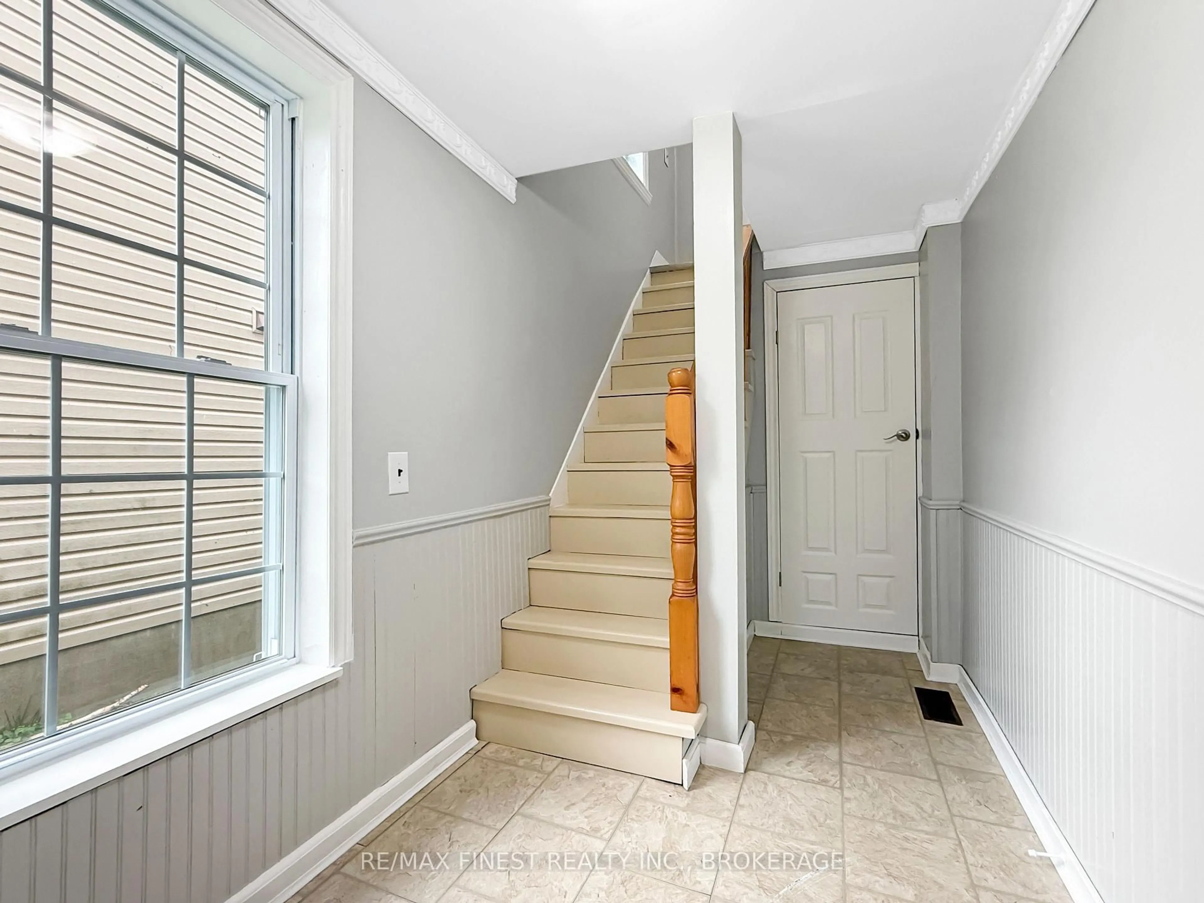 Indoor entryway for 215 Brock St, Gananoque Ontario K7G 1G5