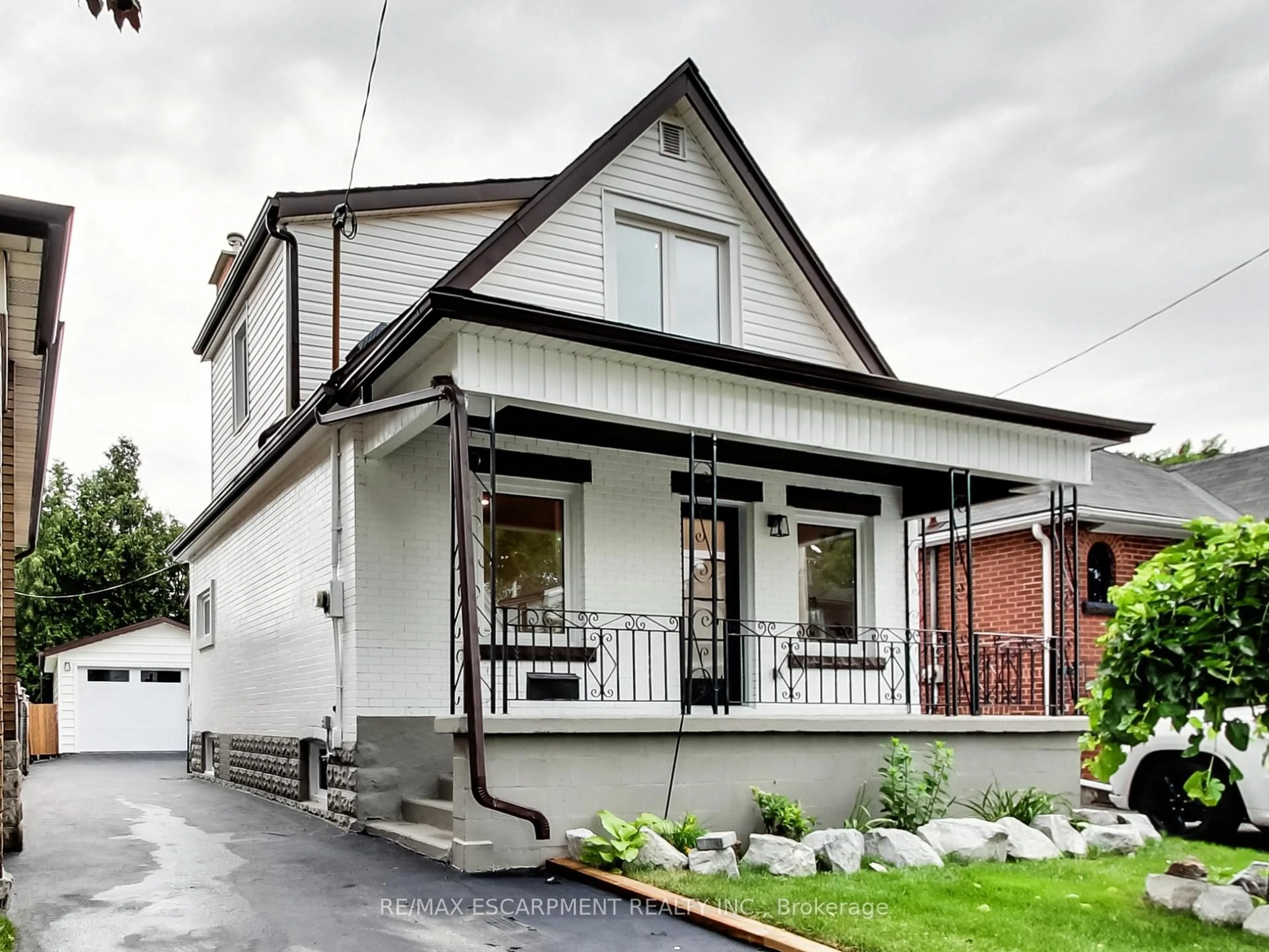 Home with vinyl exterior material, street for 67 Cope St, Hamilton Ontario L8H 5B1