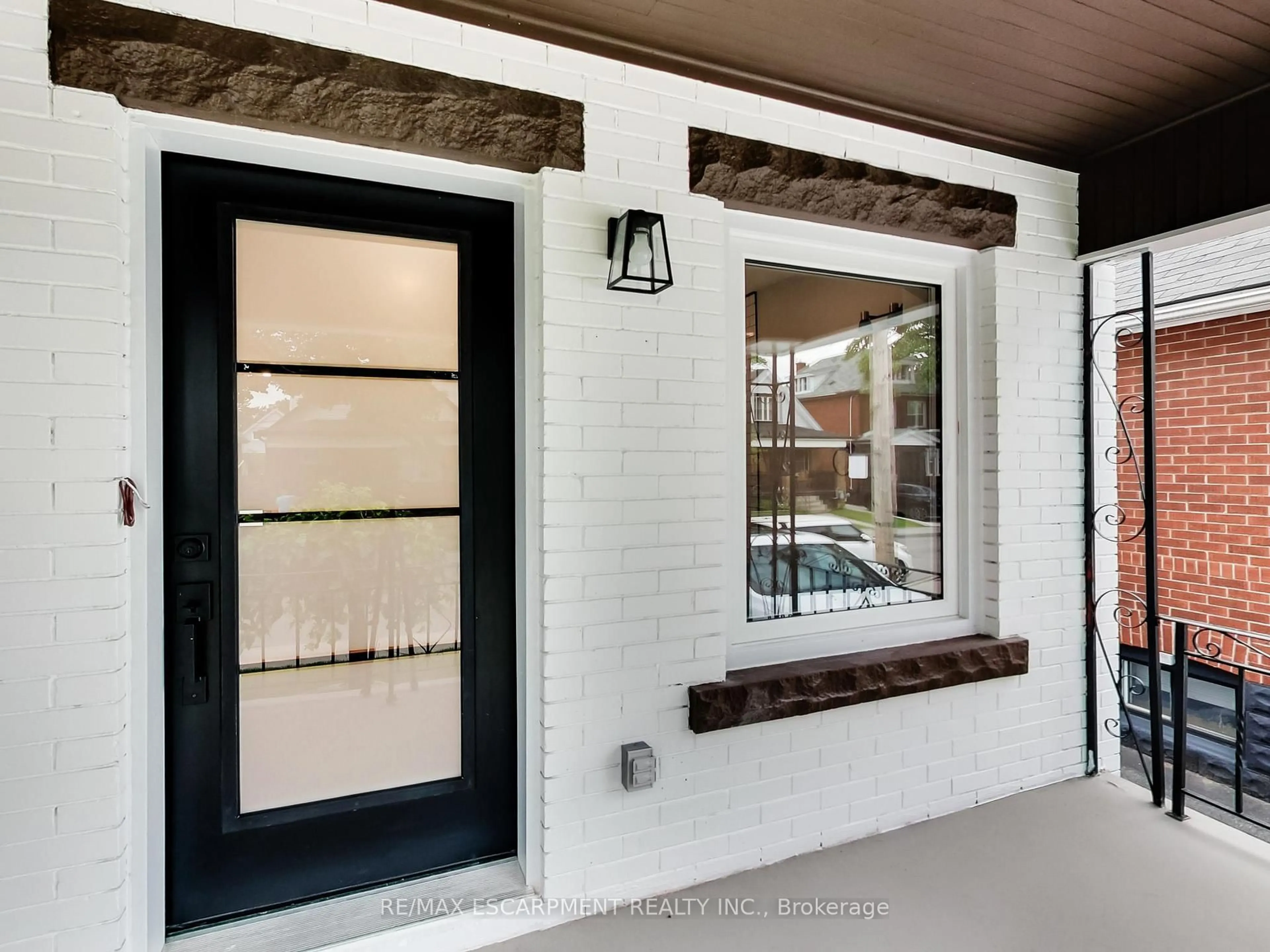 Indoor entryway for 67 Cope St, Hamilton Ontario L8H 5B1