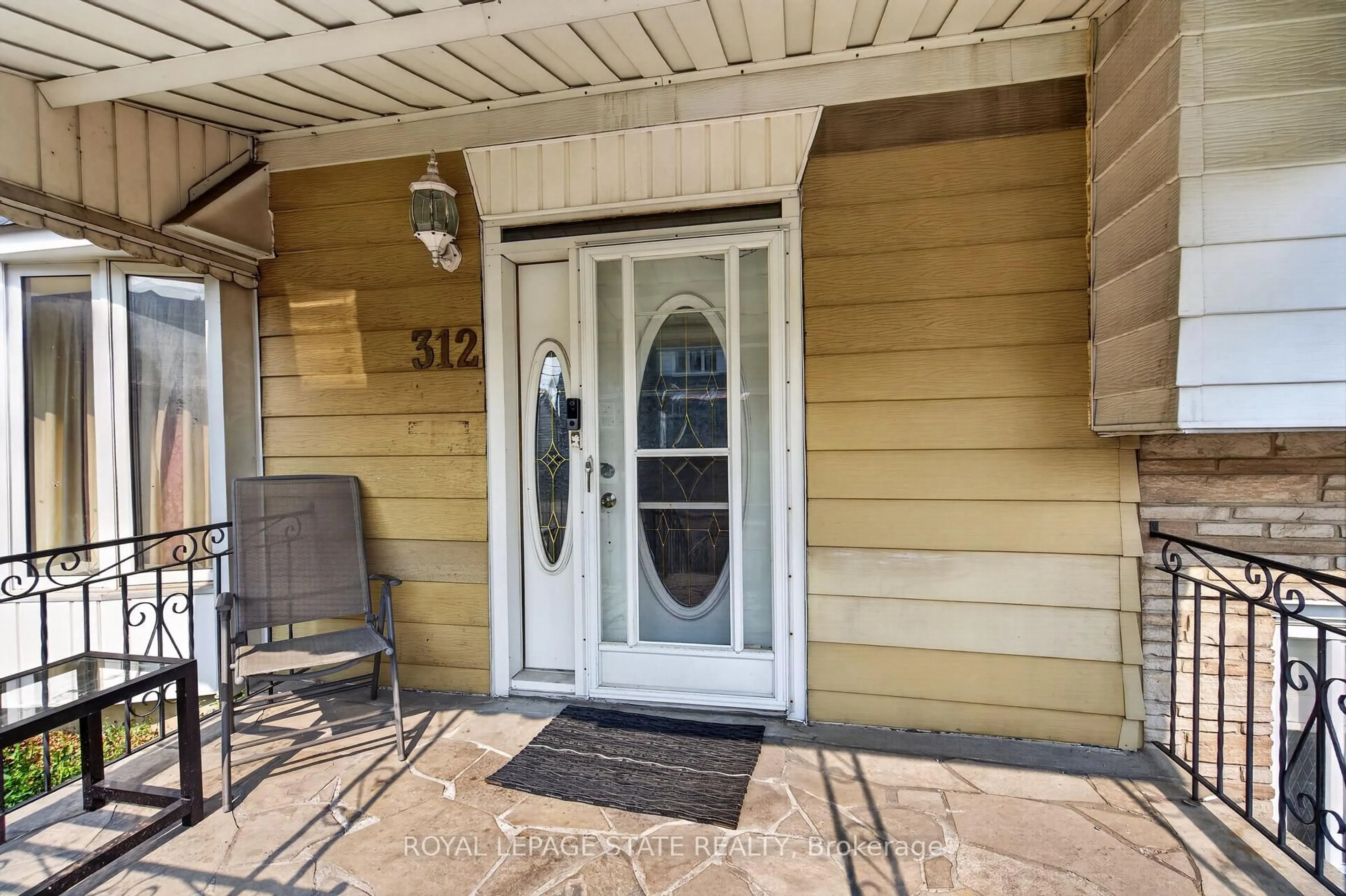 Indoor entryway for 312 East 12th St, Hamilton Ontario L9A 3Y1