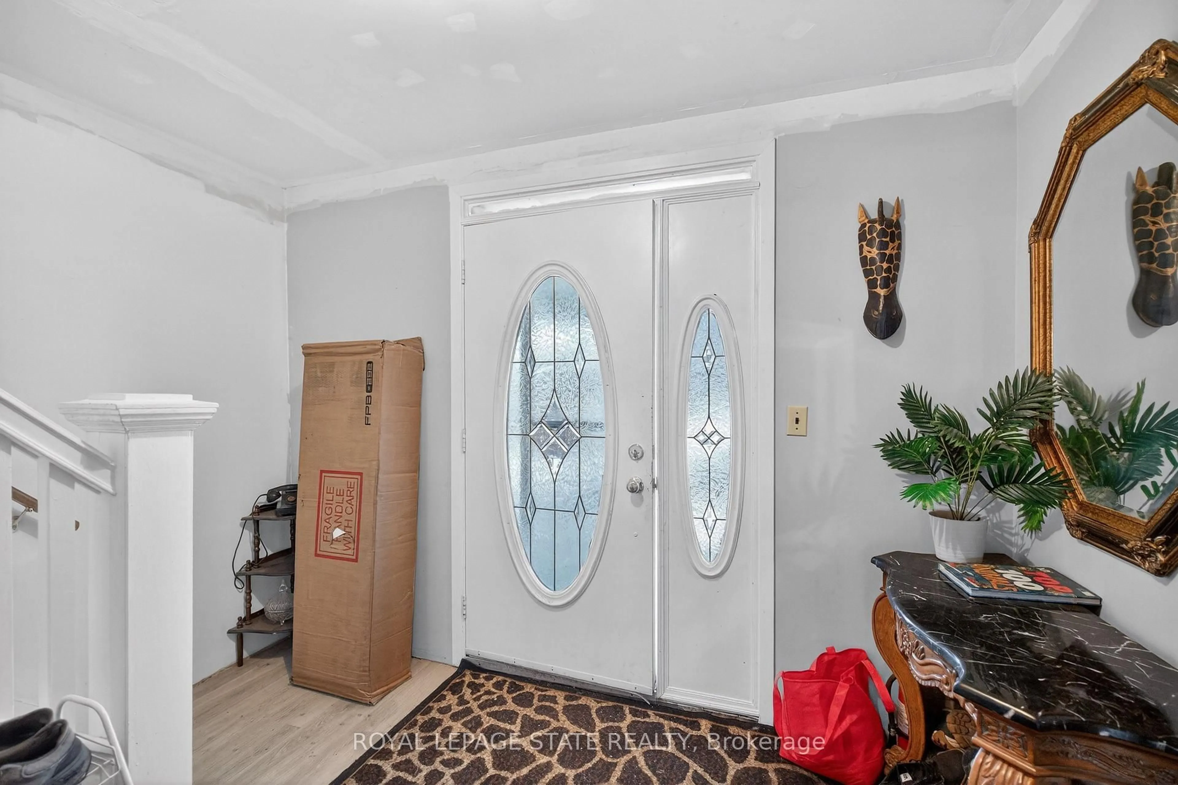 Indoor entryway for 312 East 12th St, Hamilton Ontario L9A 3Y1