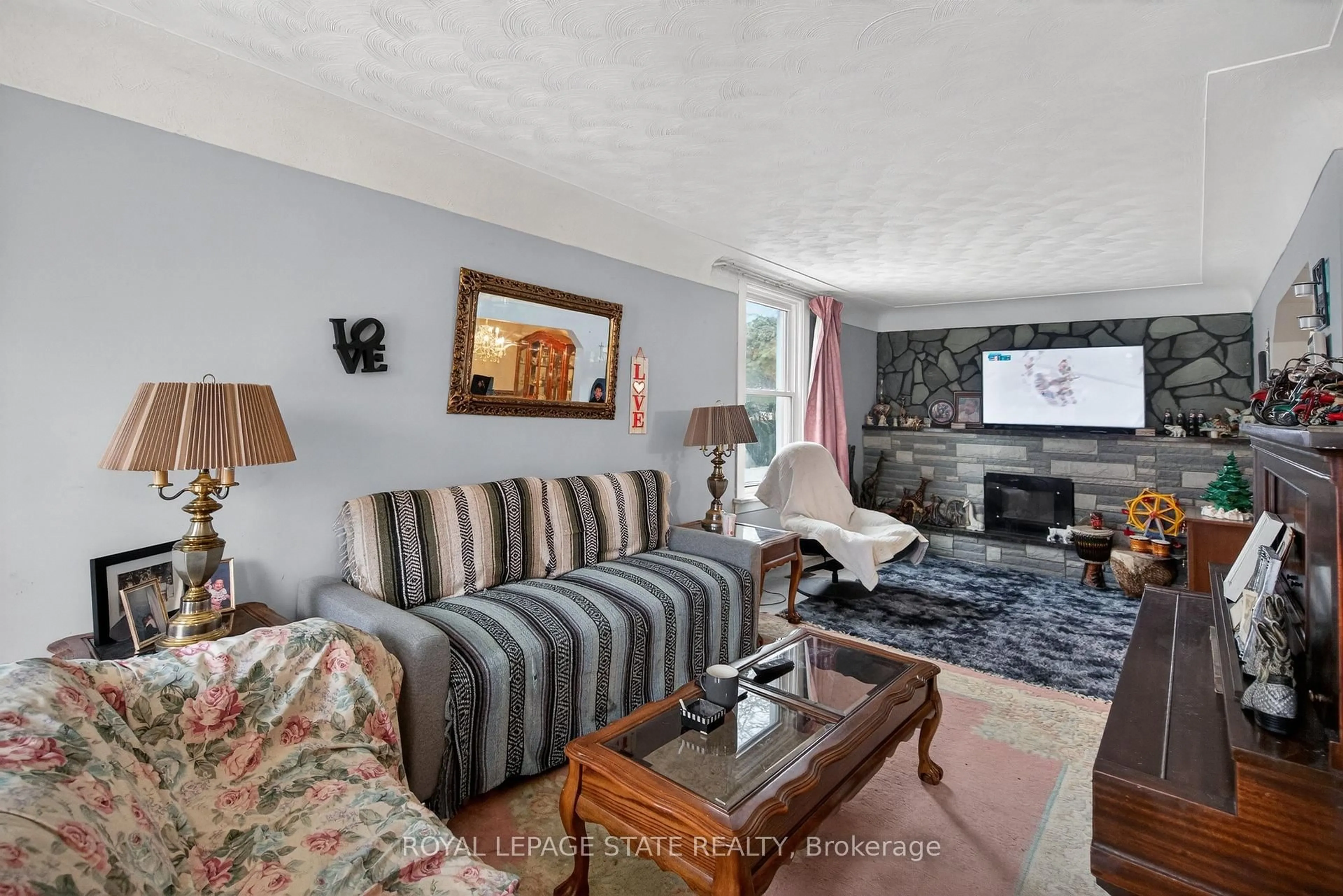 Living room with furniture, unknown for 312 East 12th St, Hamilton Ontario L9A 3Y1