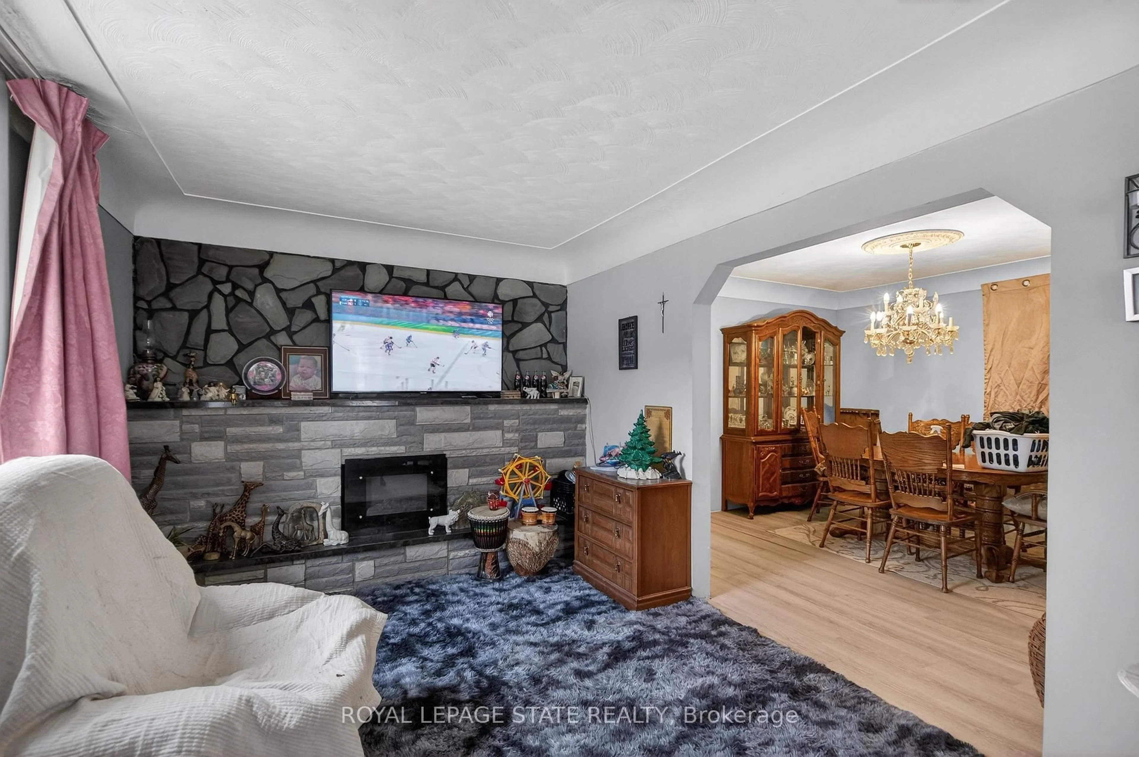 Living room with furniture, unknown for 312 East 12th St, Hamilton Ontario L9A 3Y1