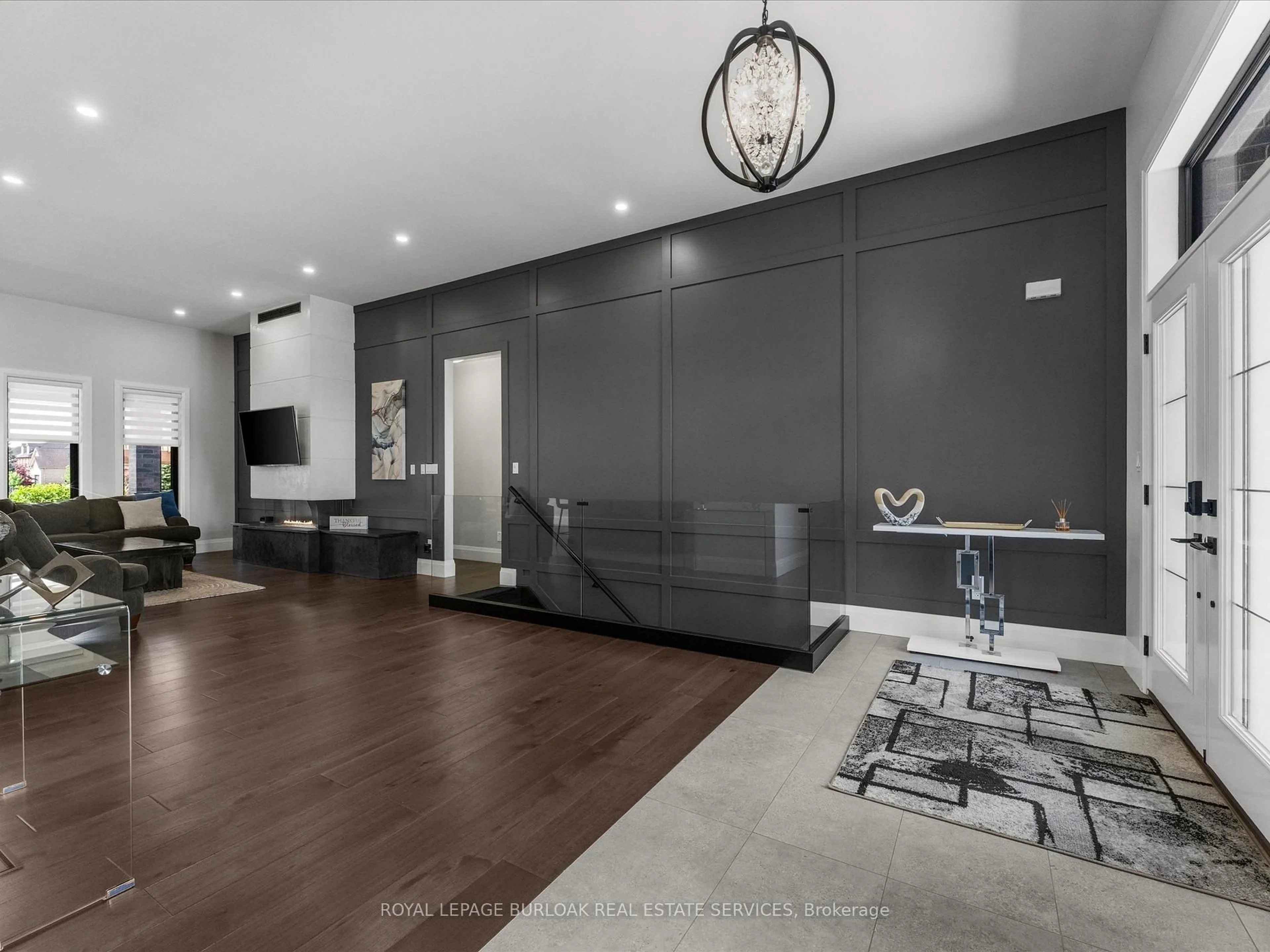 Indoor foyer for 351 Old Tecumseh Rd, Windsor Ontario N8N 3T2