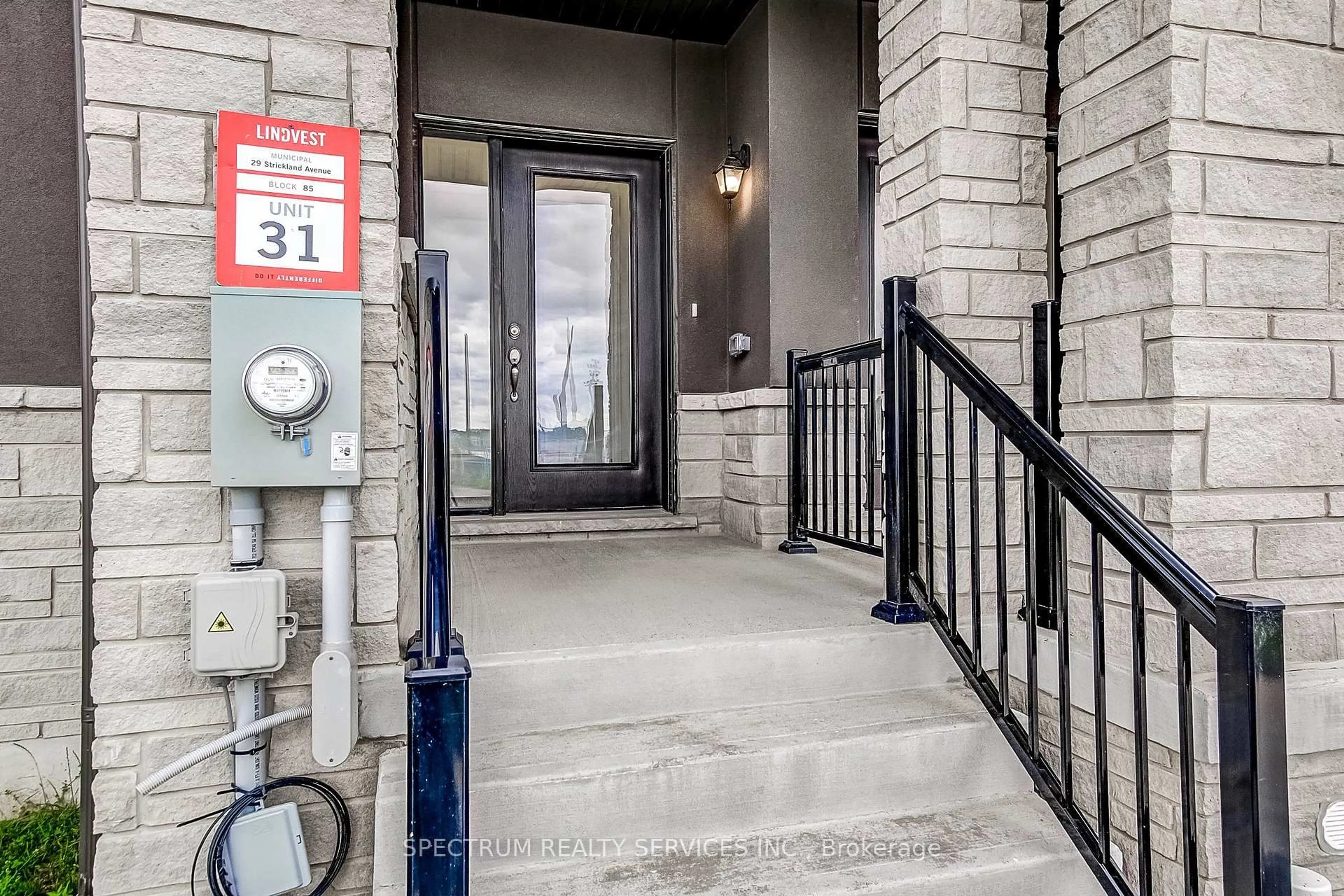 Indoor foyer for 29 Strickland Ave, Brant Ontario N3T 0X7