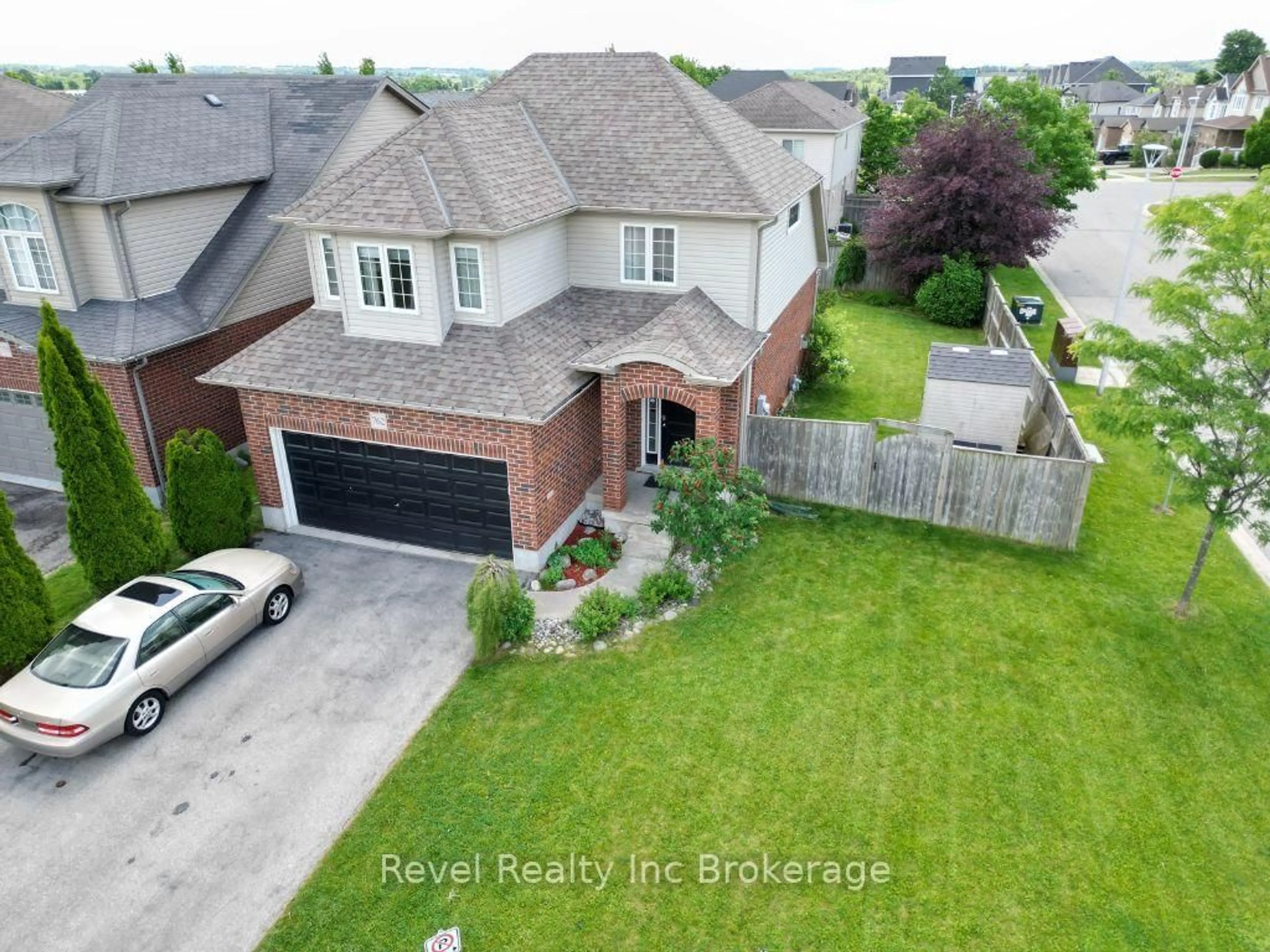 A pic from outside/outdoor area/front of a property/back of a property/a pic from drone, street for 762 Frontenac Cres, Woodstock Ontario N4V 0B1
