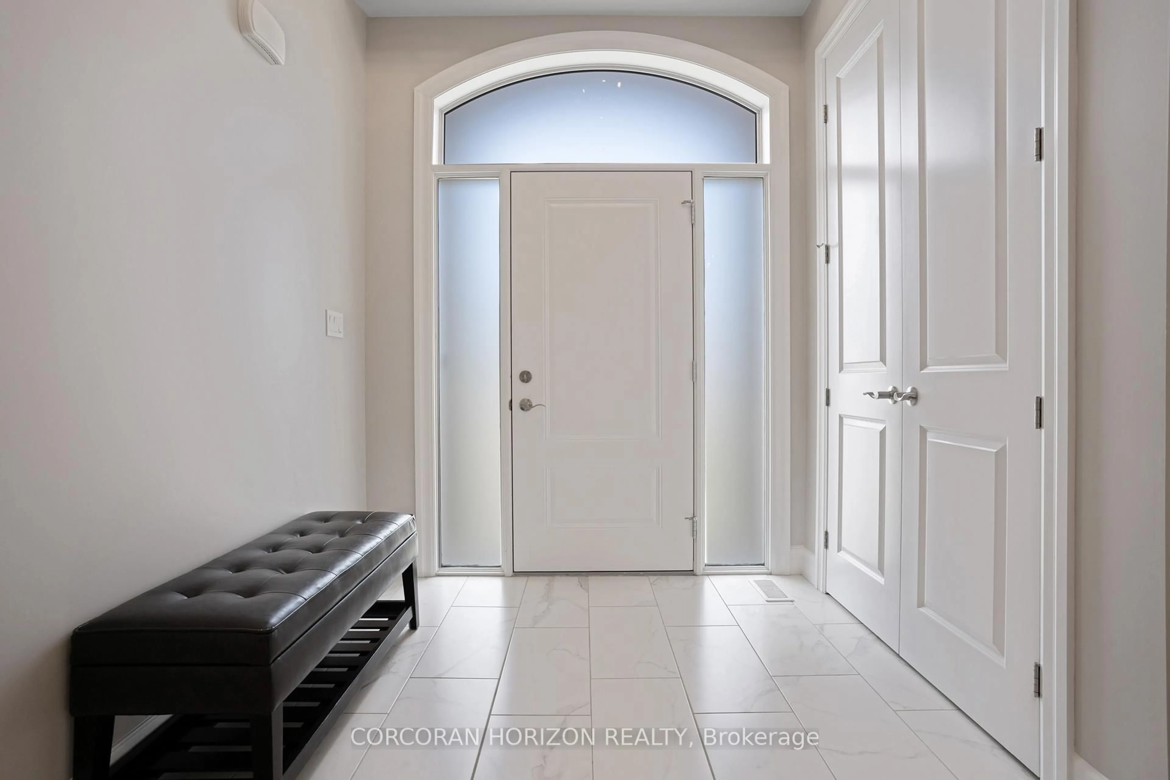 Indoor entryway for 305 Blair Creek Dr, Kitchener Ontario N2P 0G4
