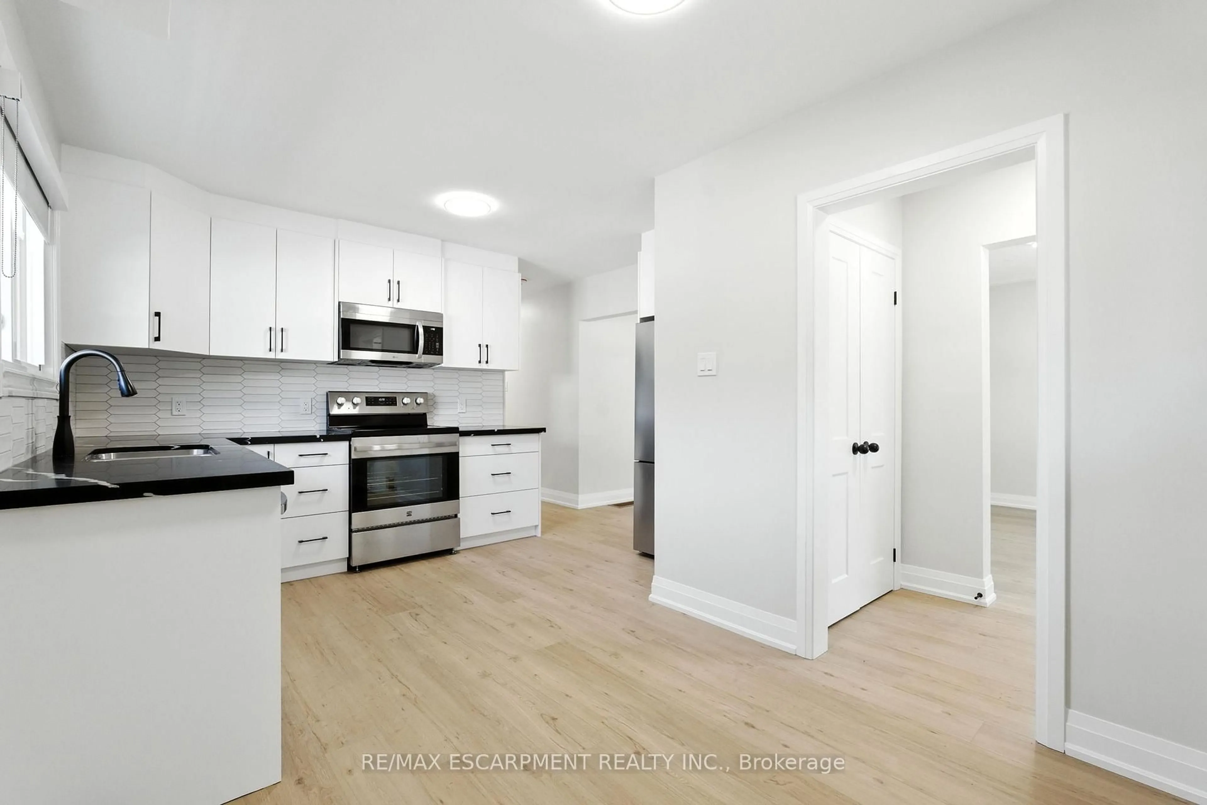 Standard kitchen, unknown for 929 Upper Ottawa St, Hamilton Ontario L8T 3V6