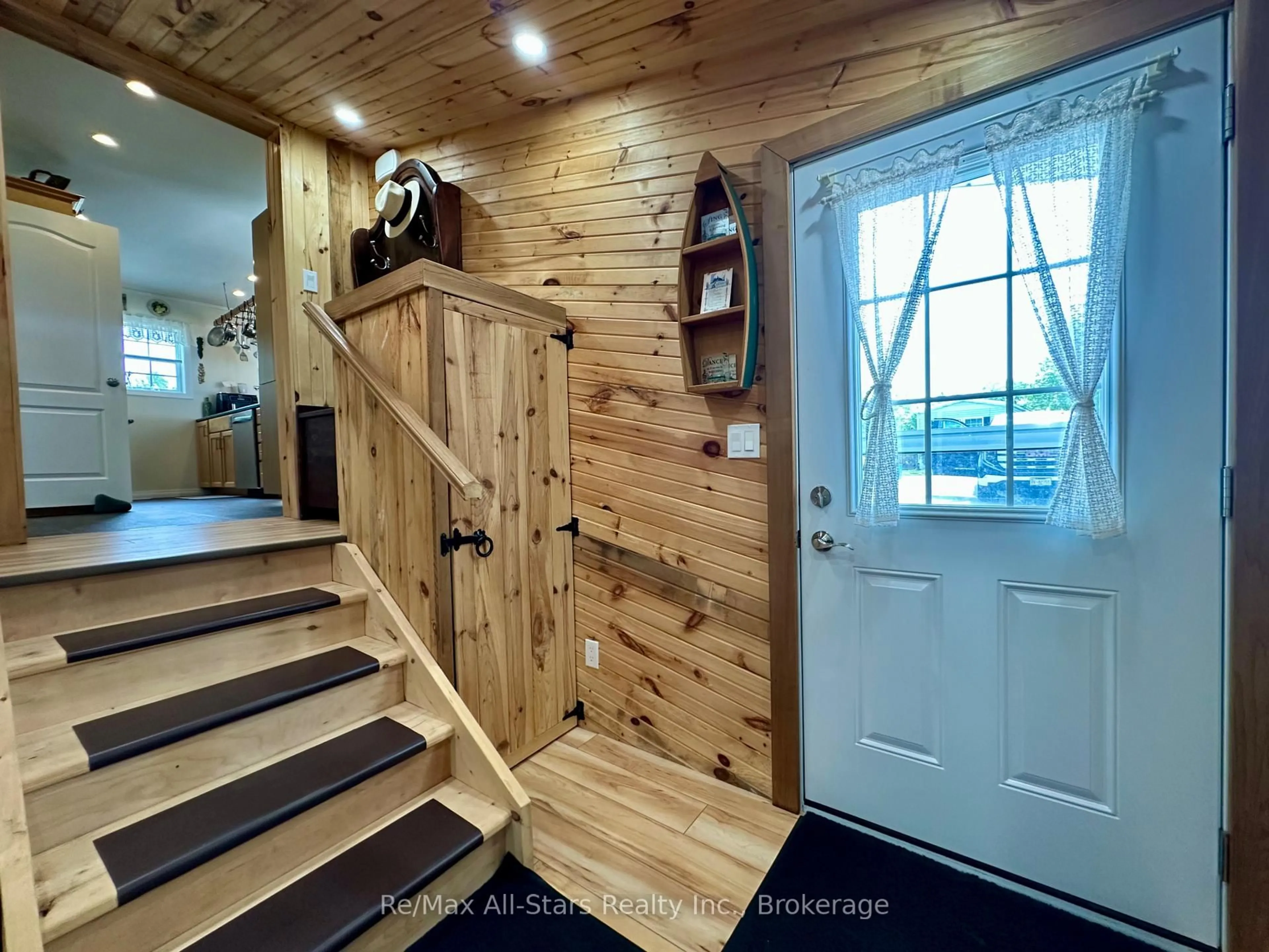 Indoor entryway for 1007 Racoon Rd #129, Gravenhurst Ontario P1P 0C5