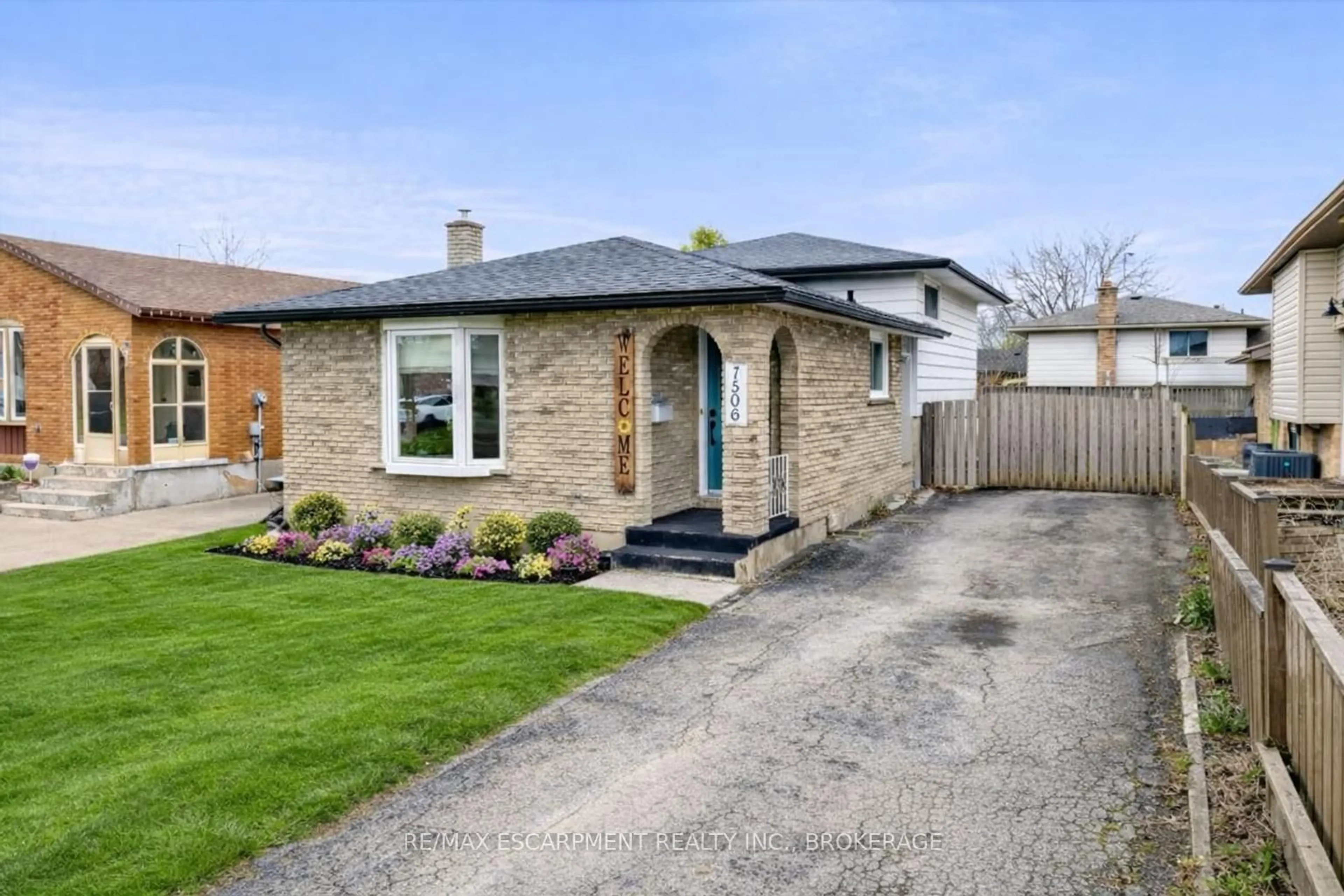 Home with brick exterior material, street for 7506 Jubilee Dr, Niagara Falls Ontario L2G 7J5