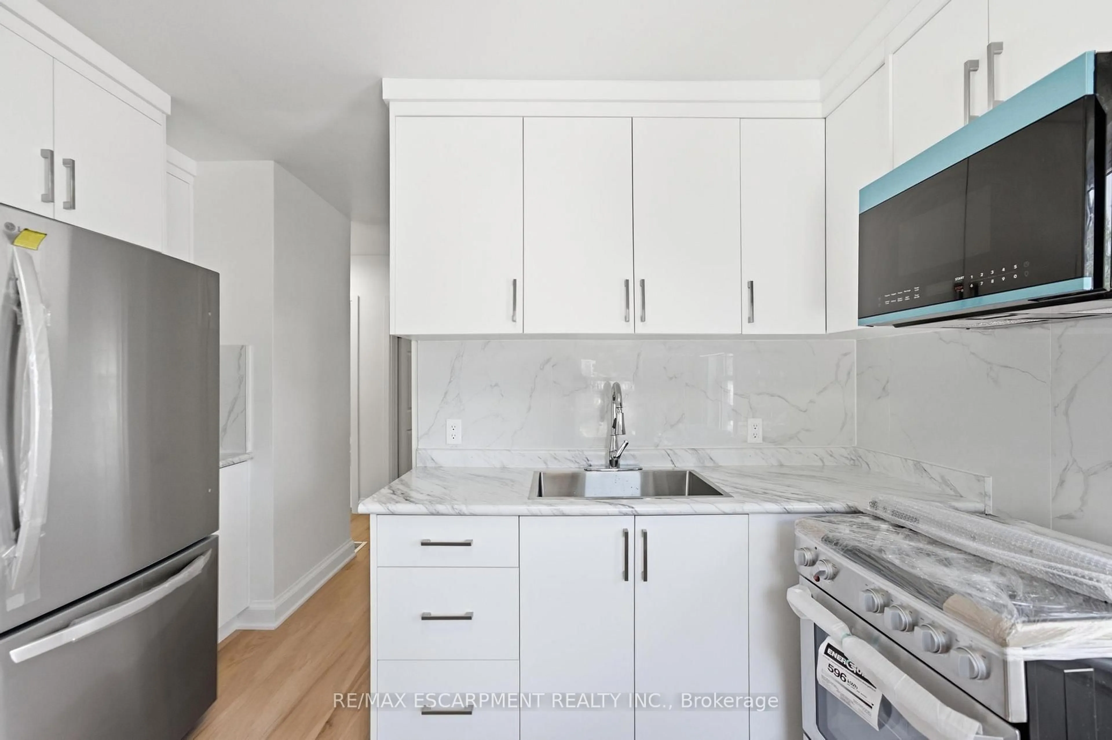 Standard kitchen, unknown for 22 David Ave, Hamilton Ontario L9A 3V1