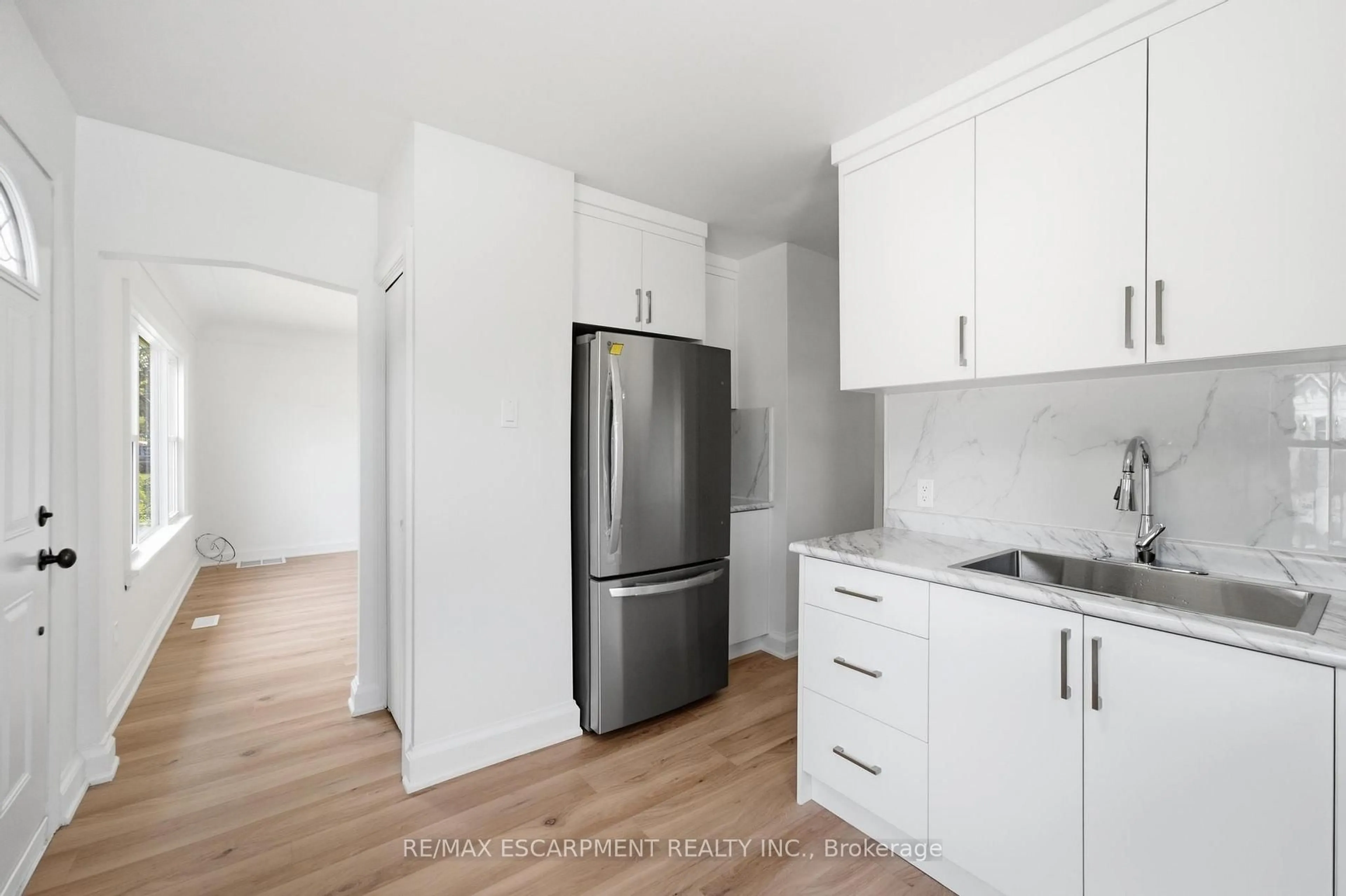 Standard kitchen, wood/laminate floor for 22 David Ave, Hamilton Ontario L9A 3V1