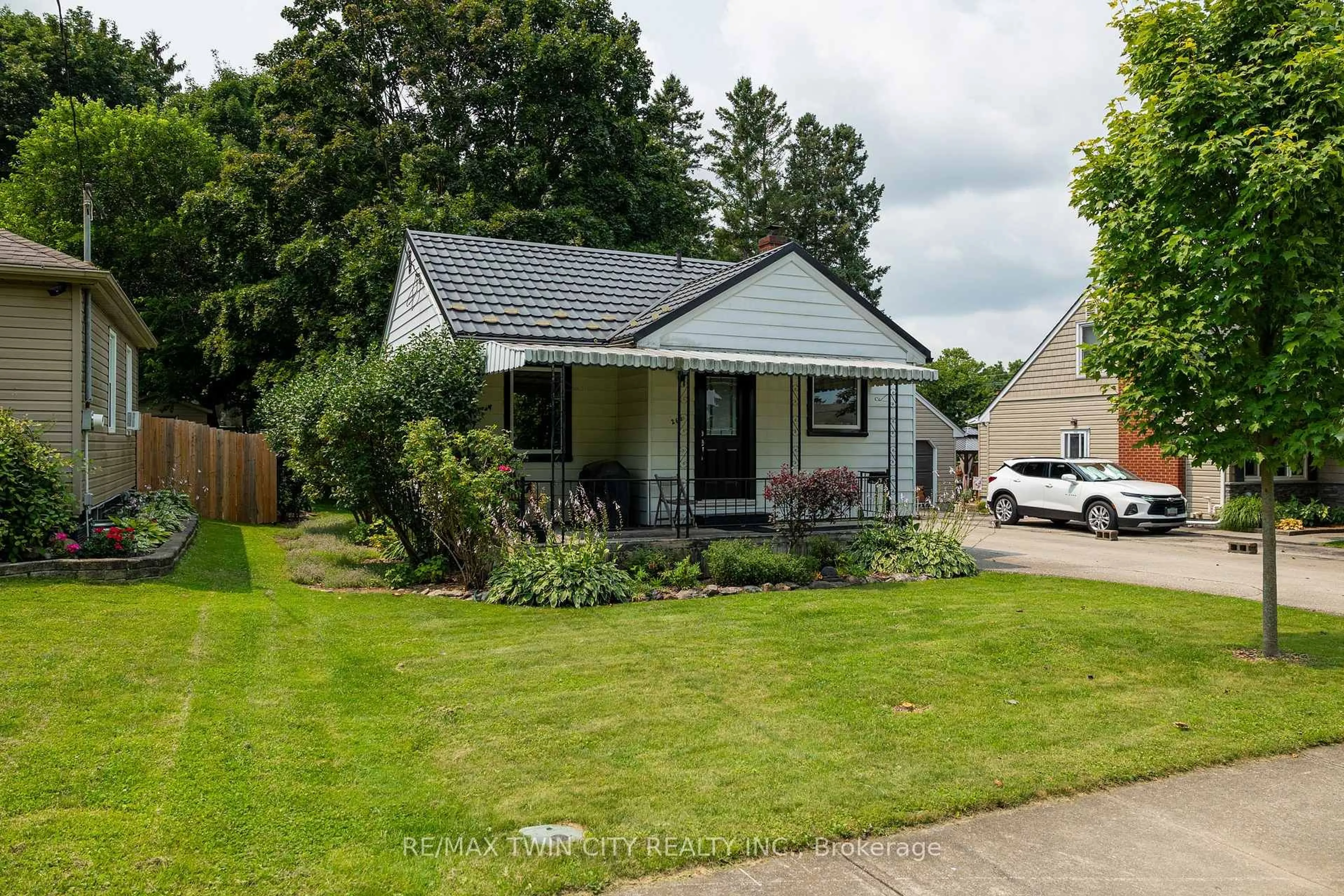 A pic from outside/outdoor area/front of a property/back of a property/a pic from drone, street for 260 ROBINSON St, Woodstock Ontario N4S 3B9
