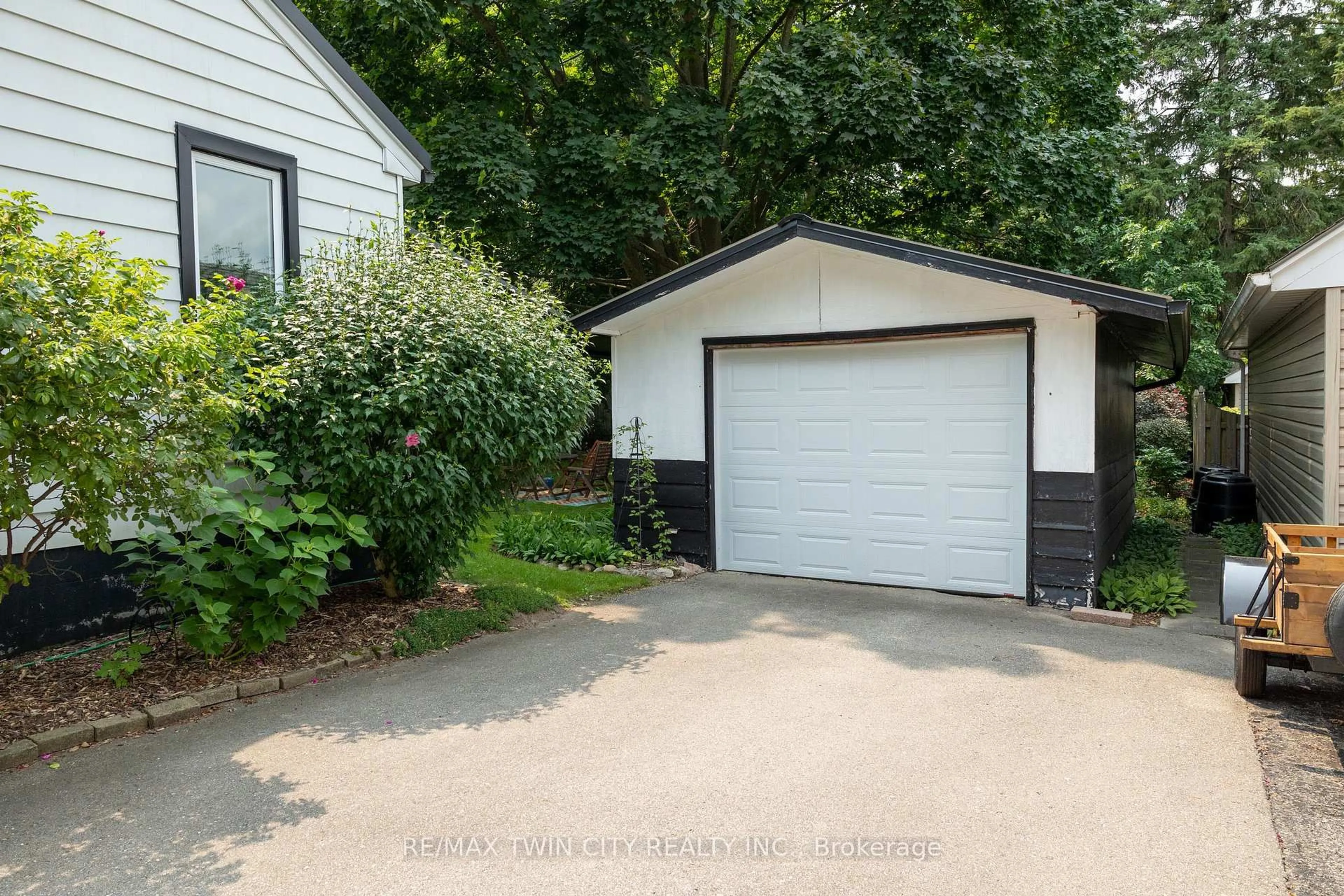 Indoor garage for 260 ROBINSON St, Woodstock Ontario N4S 3B9