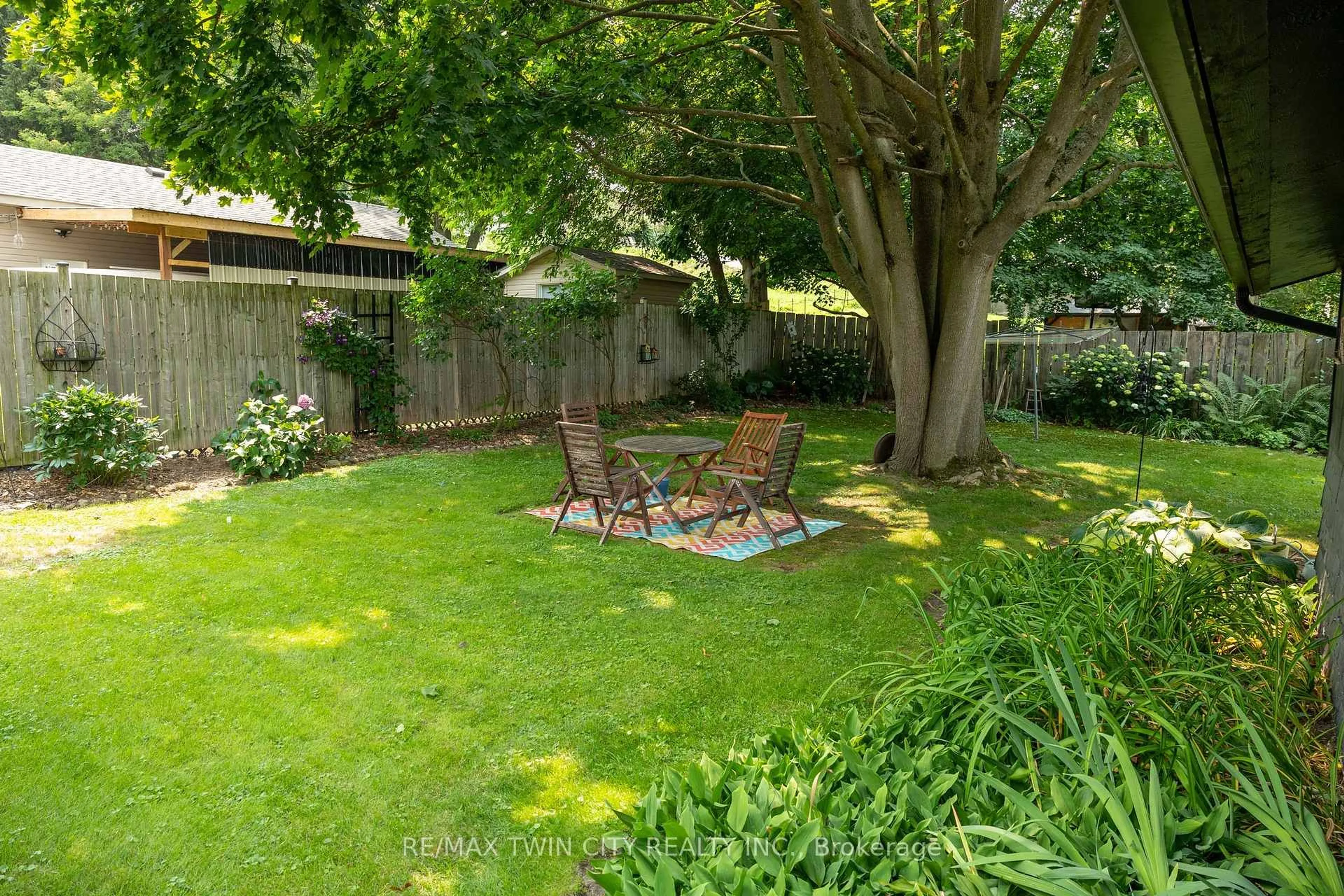 Patio, street for 260 ROBINSON St, Woodstock Ontario N4S 3B9