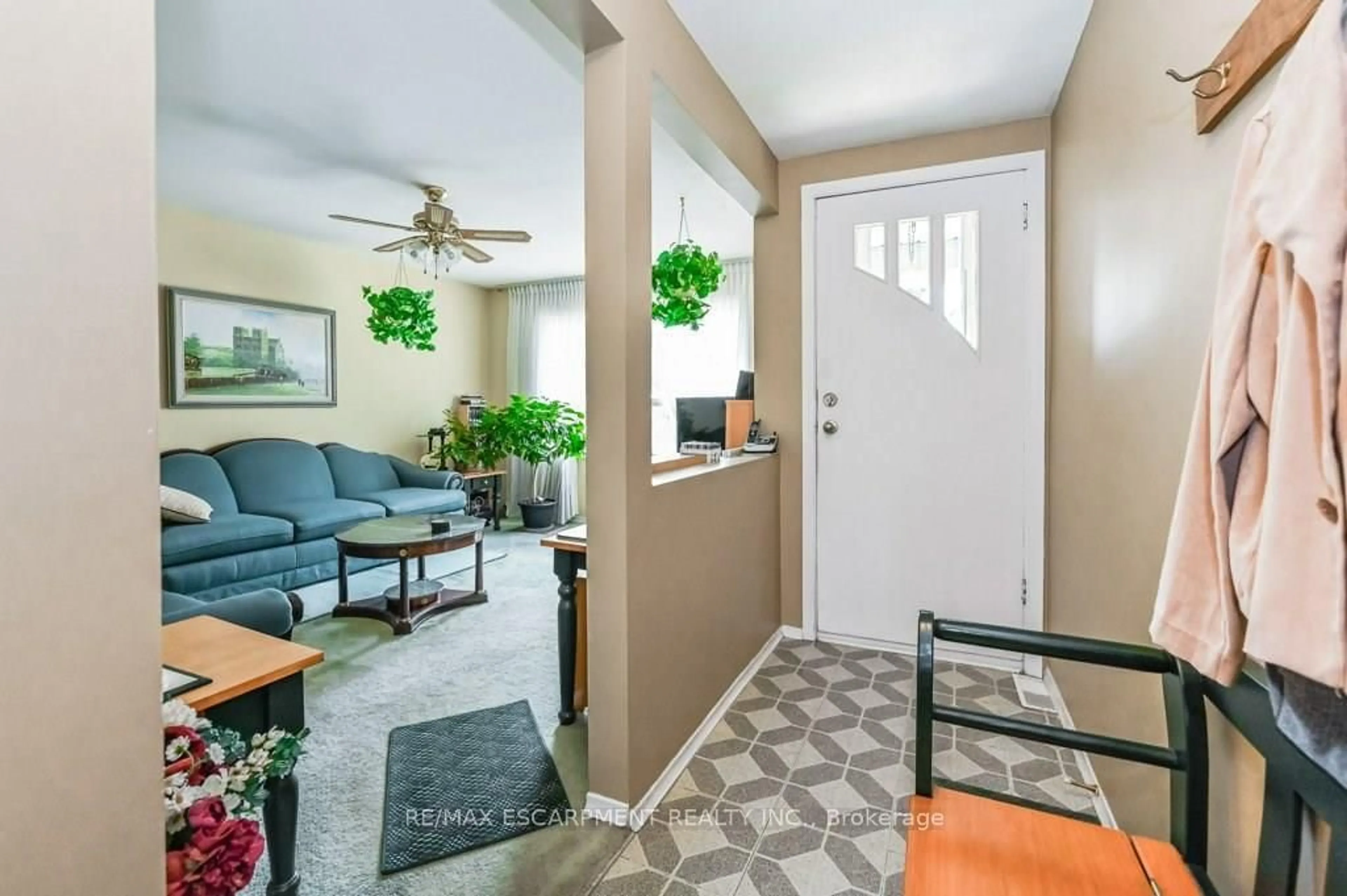 Indoor entryway for 641 Limeridge Rd, Hamilton Ontario L8W 1A2
