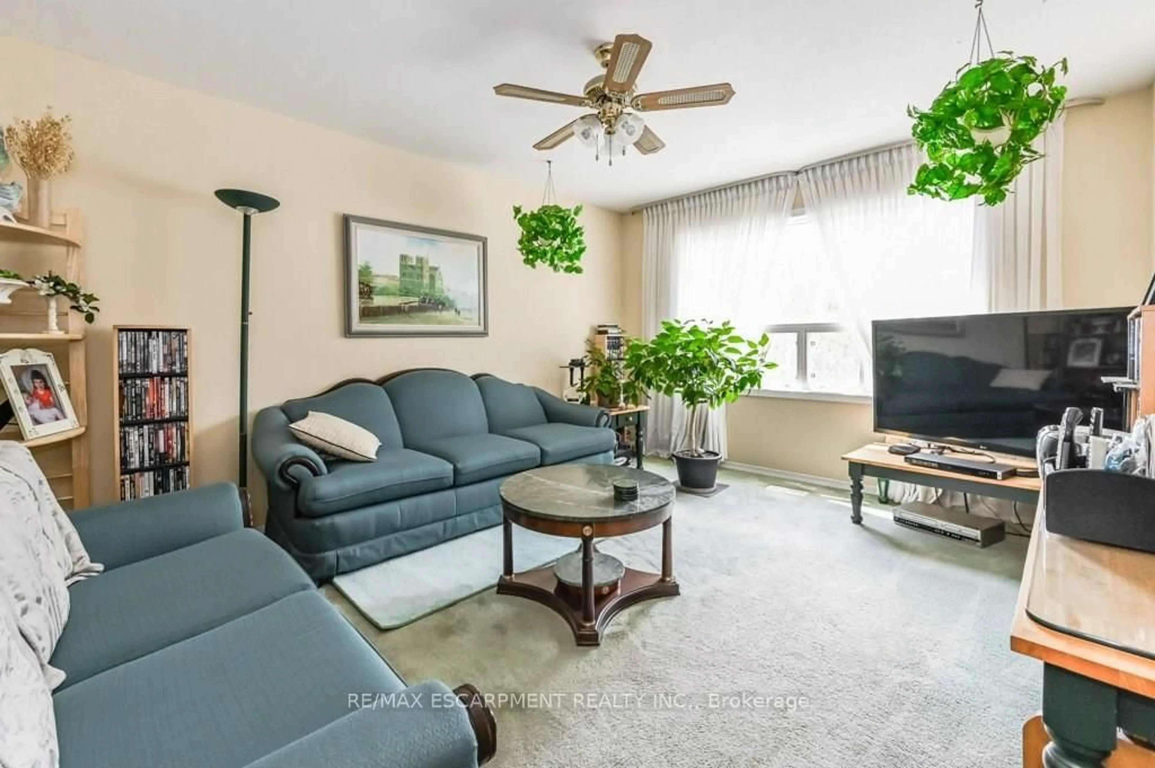 Living room with furniture, unknown for 641 Limeridge Rd, Hamilton Ontario L8W 1A2