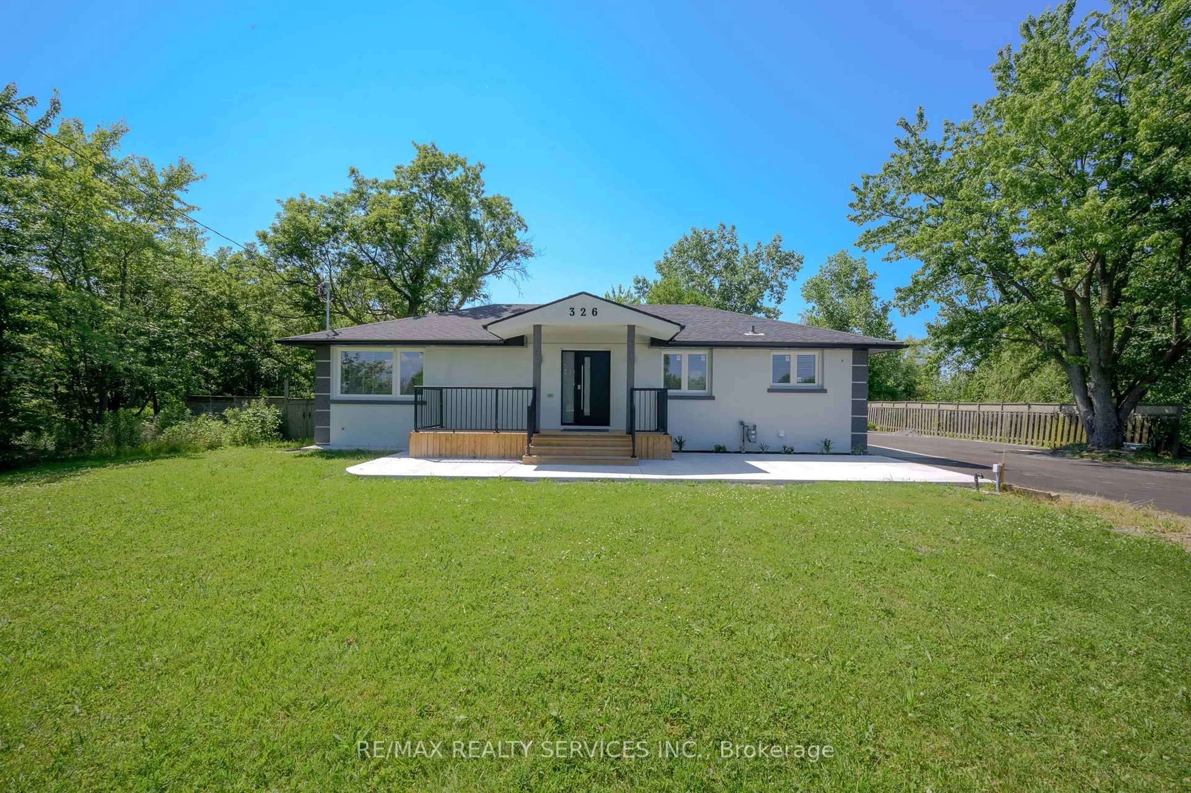 A pic from outside/outdoor area/front of a property/back of a property/a pic from drone, unknown for 326 Mountain Rd, Grimsby Ontario L3M 4R7