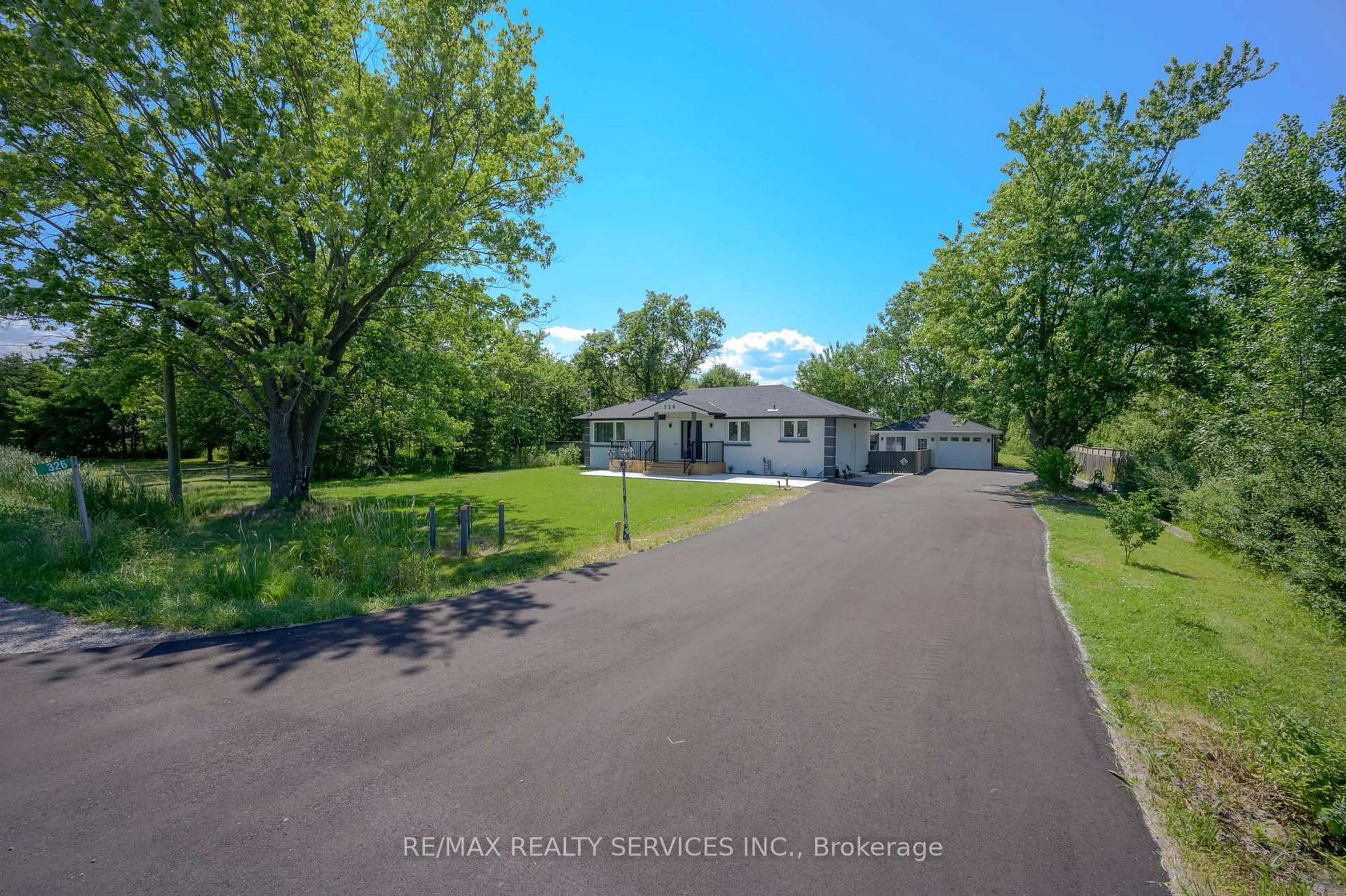 A pic from outside/outdoor area/front of a property/back of a property/a pic from drone, unknown for 326 Mountain Rd, Grimsby Ontario L3M 4R7