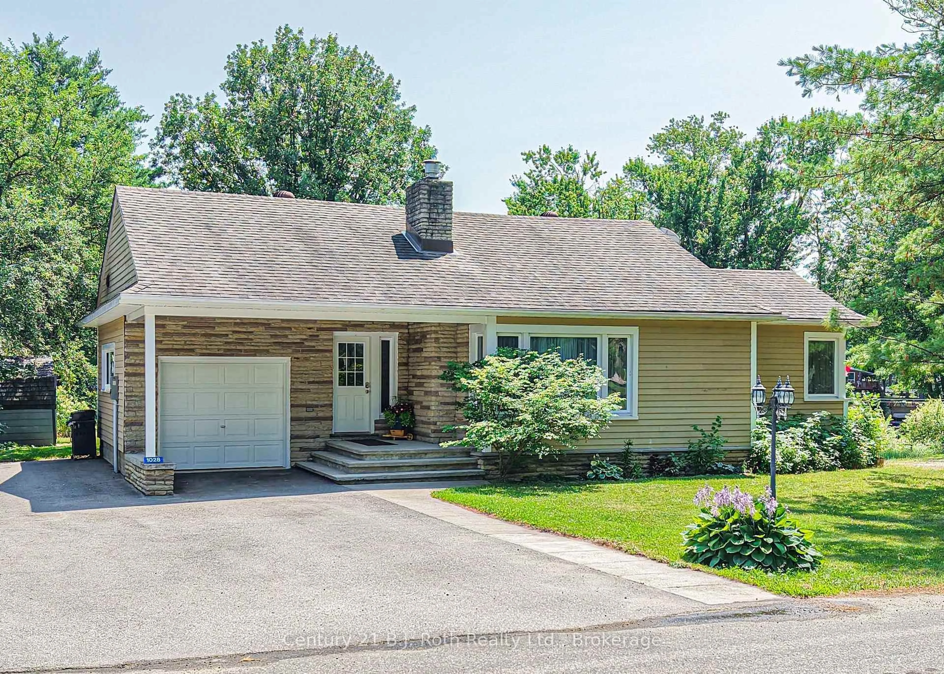 Home with vinyl exterior material, street for 1028 Cowbell Lane, Gravenhurst Ontario P0E 1N0