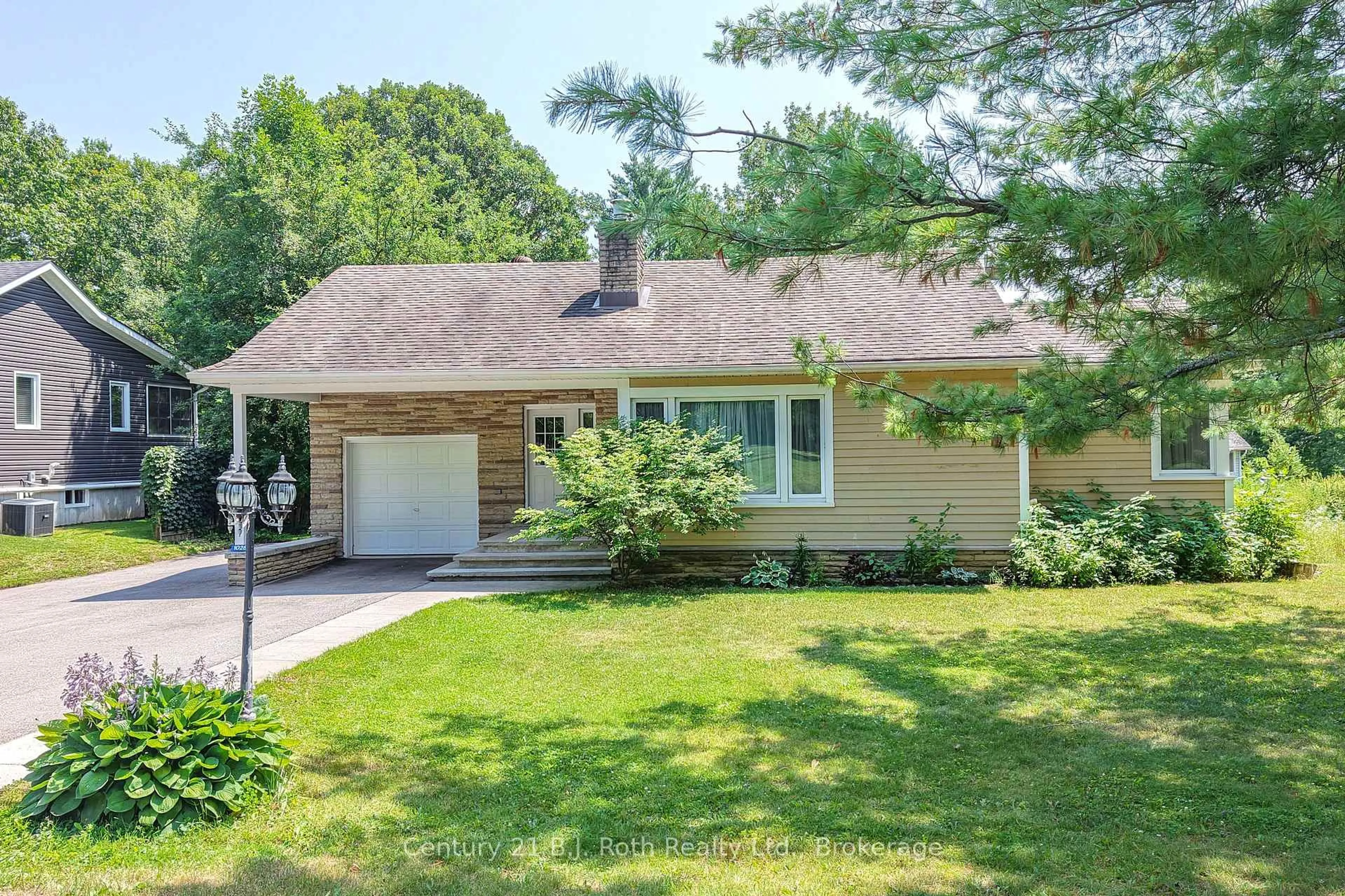 Home with vinyl exterior material, street for 1028 Cowbell Lane, Gravenhurst Ontario P0E 1N0