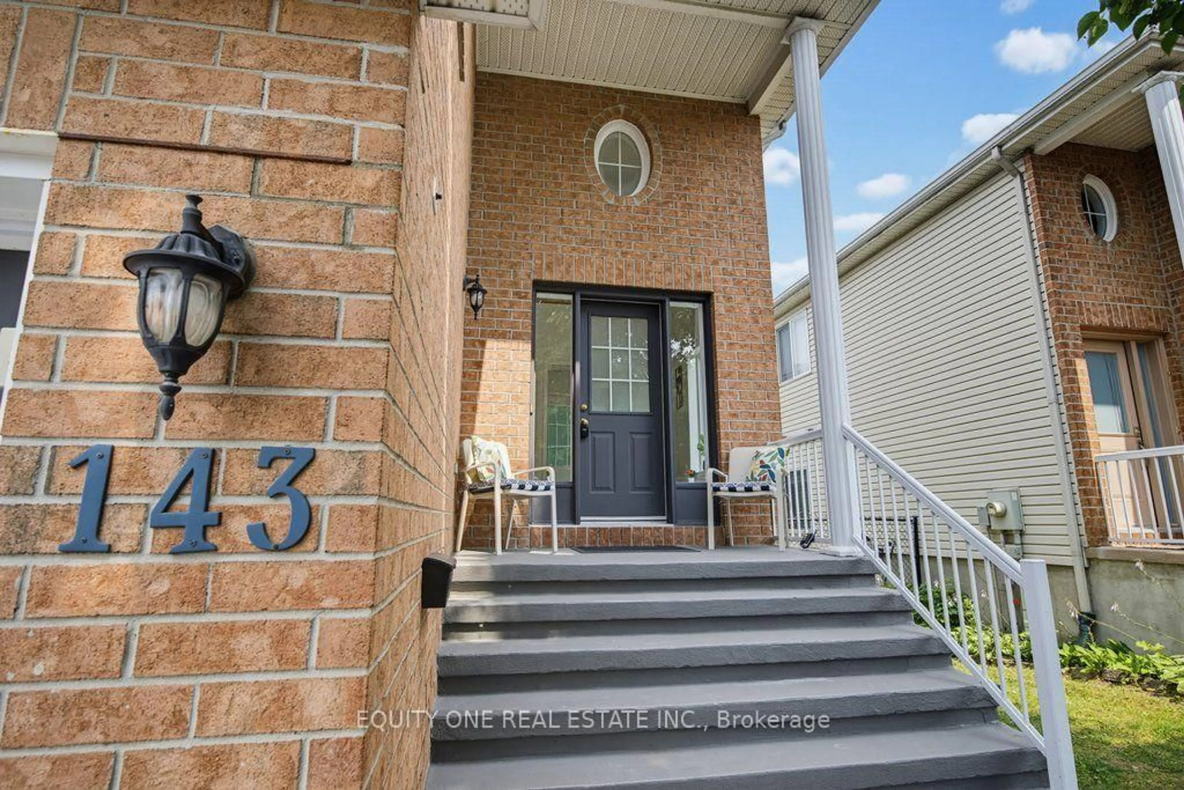 Indoor entryway for 143 Castle Glen Cres, Ottawa Ontario K2L 4G9