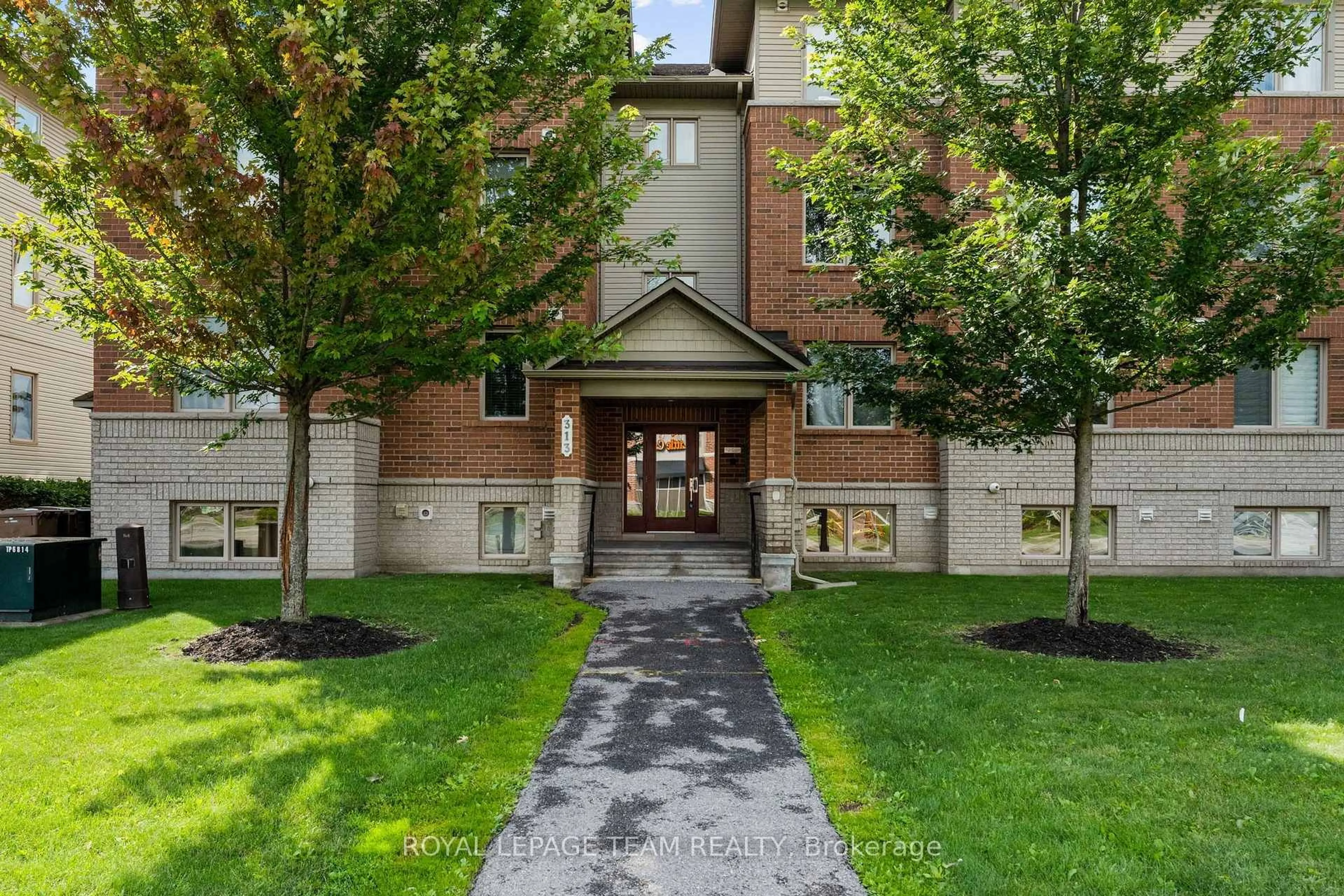 Indoor foyer for 313 Cresthaven Dr #2, Ottawa Ontario K2G 4R5