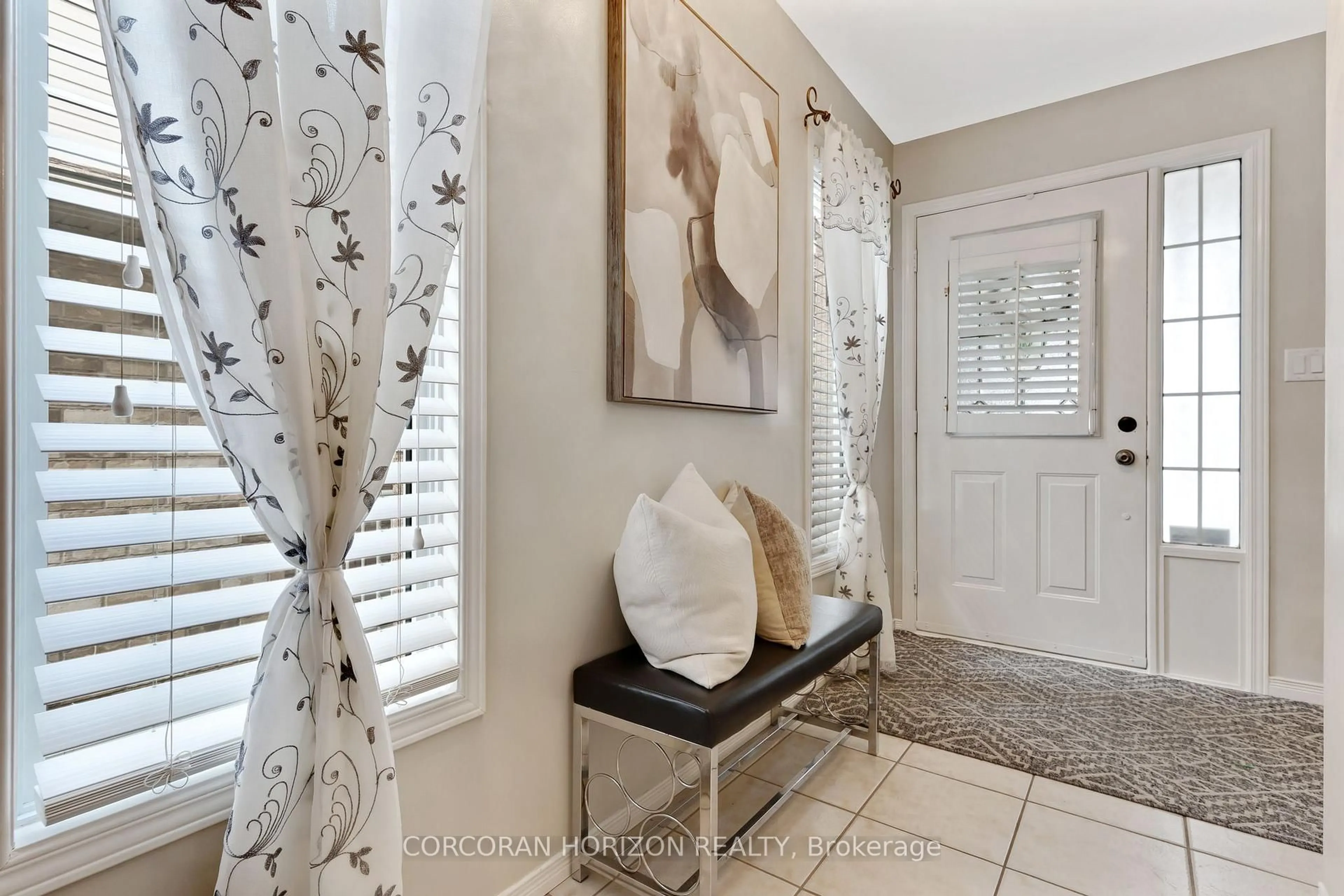 Indoor entryway for 913 Copper Leaf Cres, Kitchener Ontario N2E 3W1