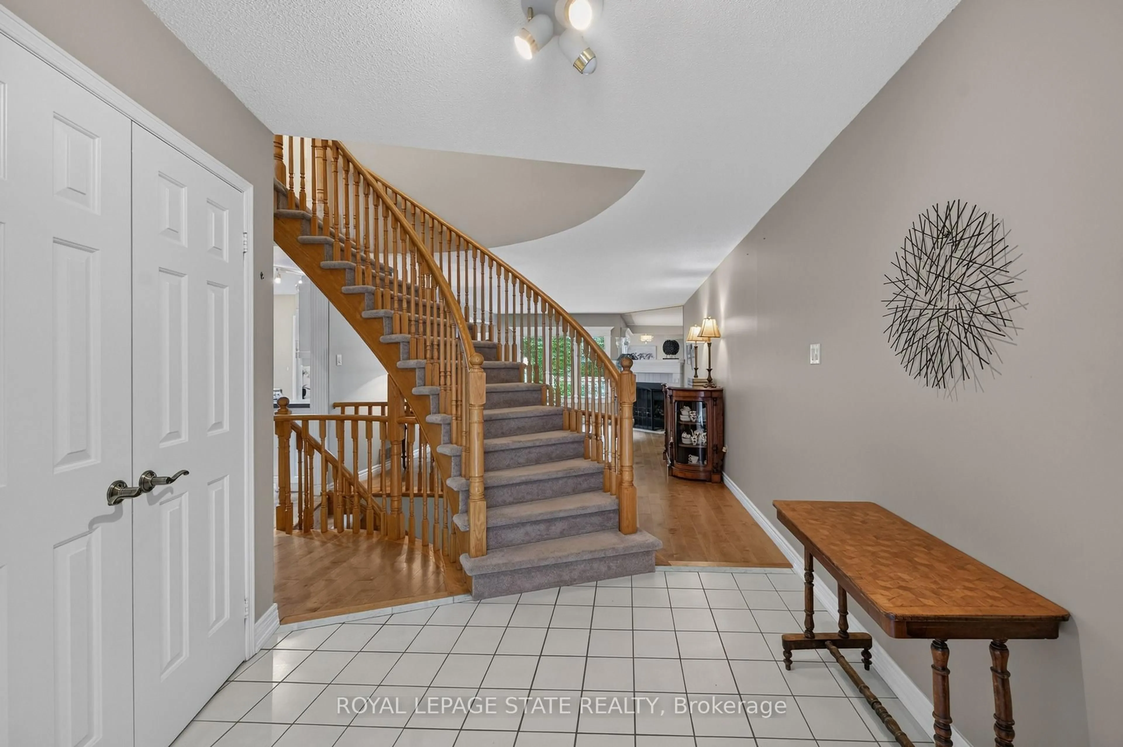 Indoor foyer for 151 Mcniven Rd #11, Hamilton Ontario L9G 4S7
