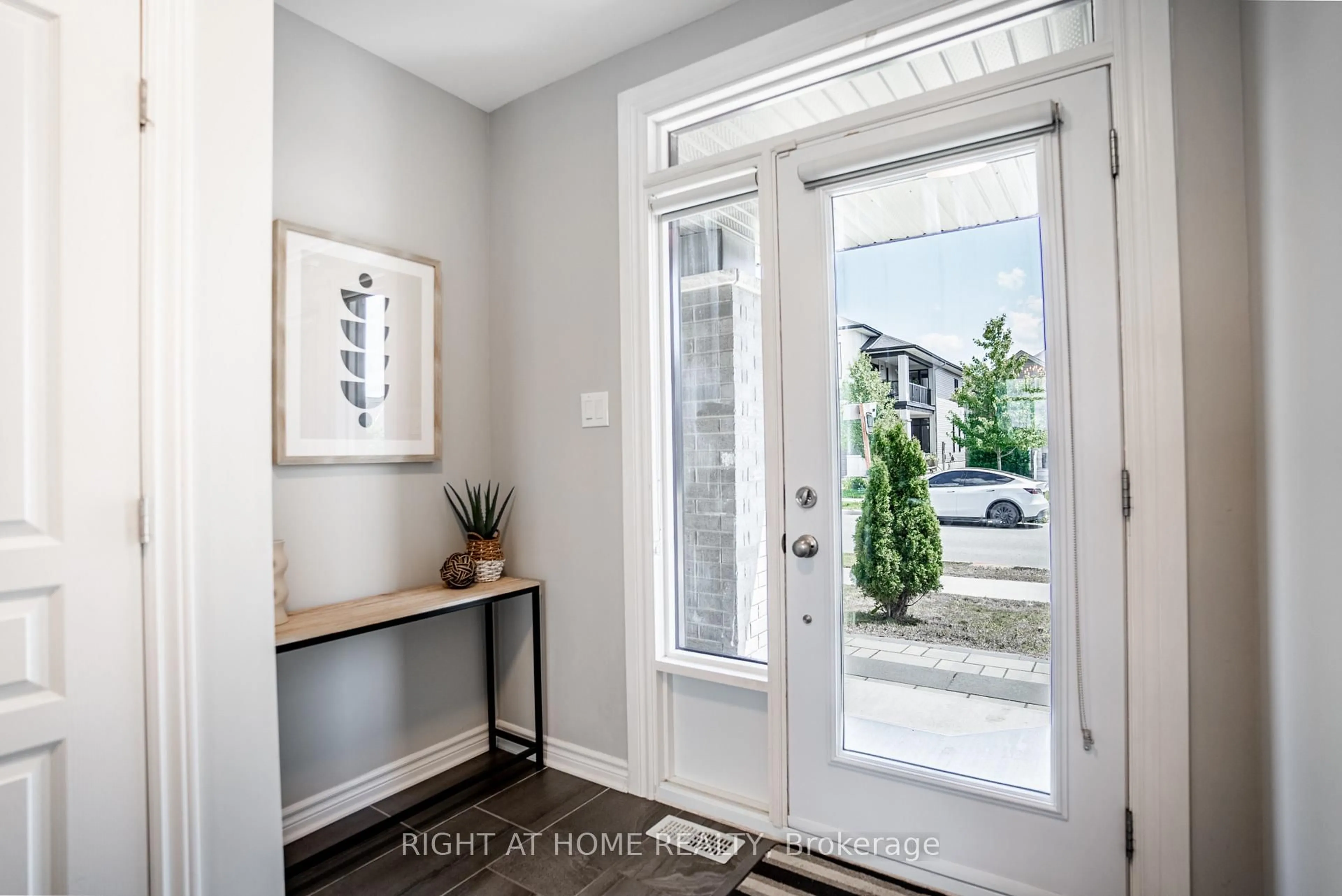 Indoor entryway for 151 CAMBIE Rd, Ottawa Ontario K1X 0A7