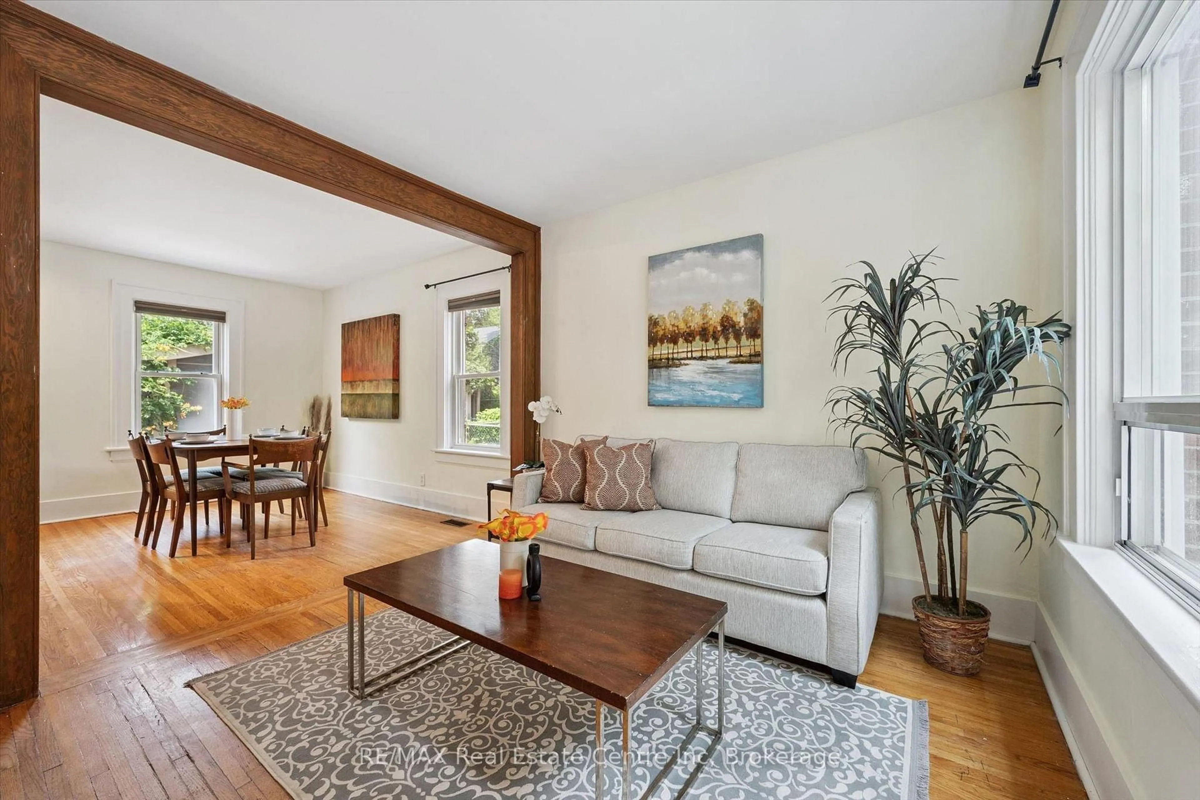 Living room with furniture, wood/laminate floor for 6 PEARL St, Guelph Ontario N1E 2E3