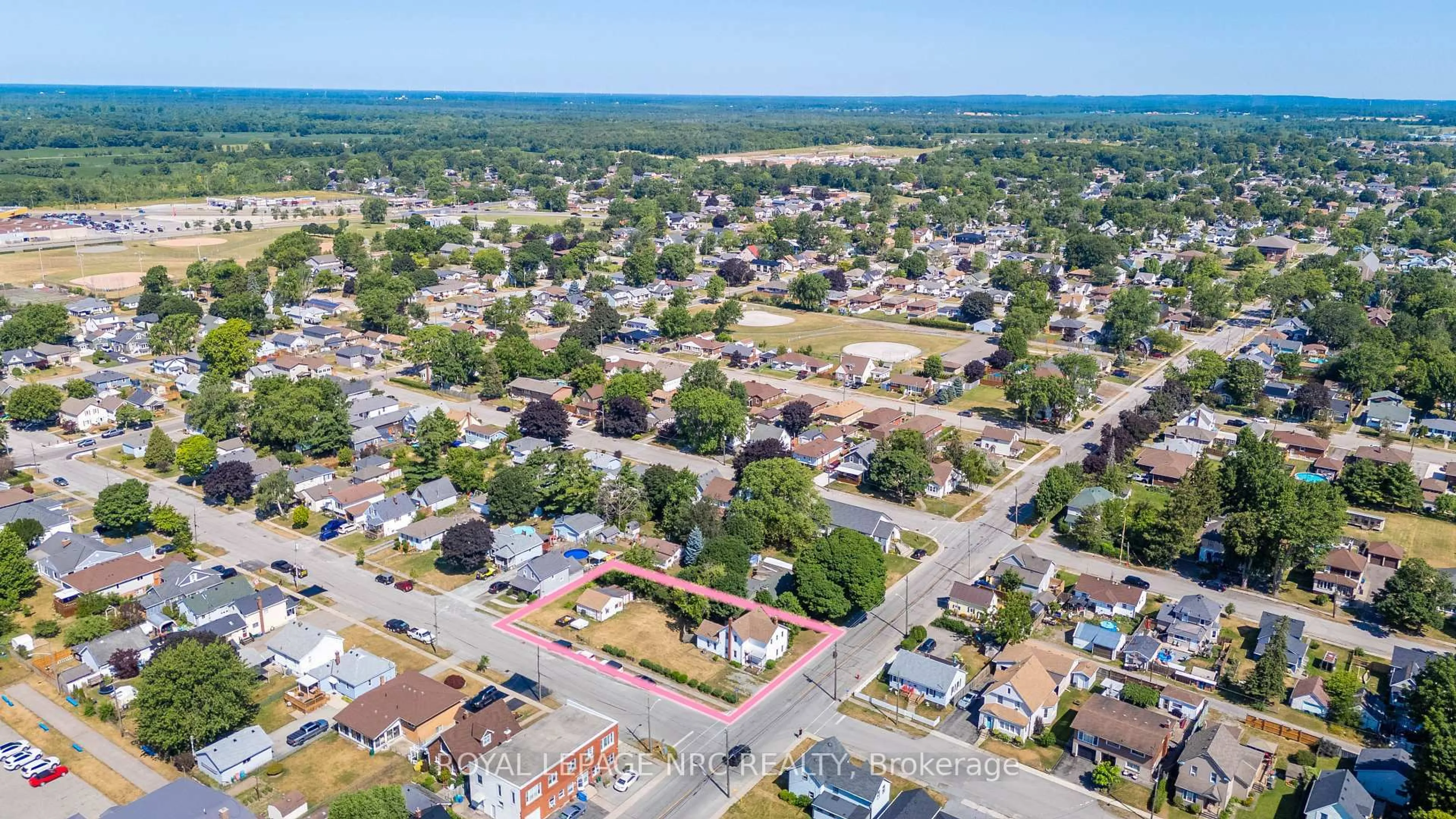 A pic from outside/outdoor area/front of a property/back of a property/a pic from drone, street for 592 Fielden Ave, Port Colborne Ontario L3K 4V4