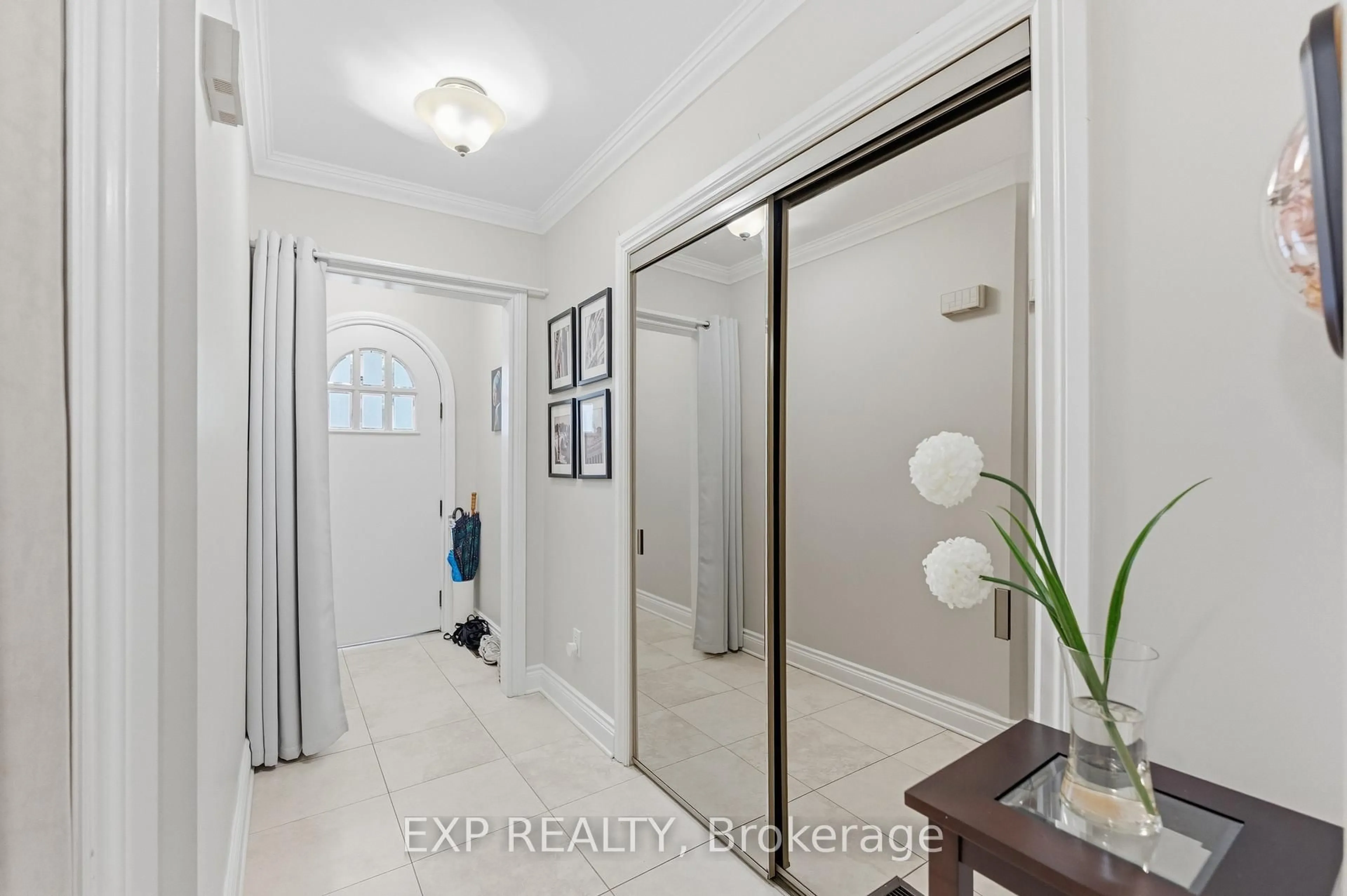 Indoor entryway for 167 Bayswater Ave, Ottawa Ontario K1Y 2G4