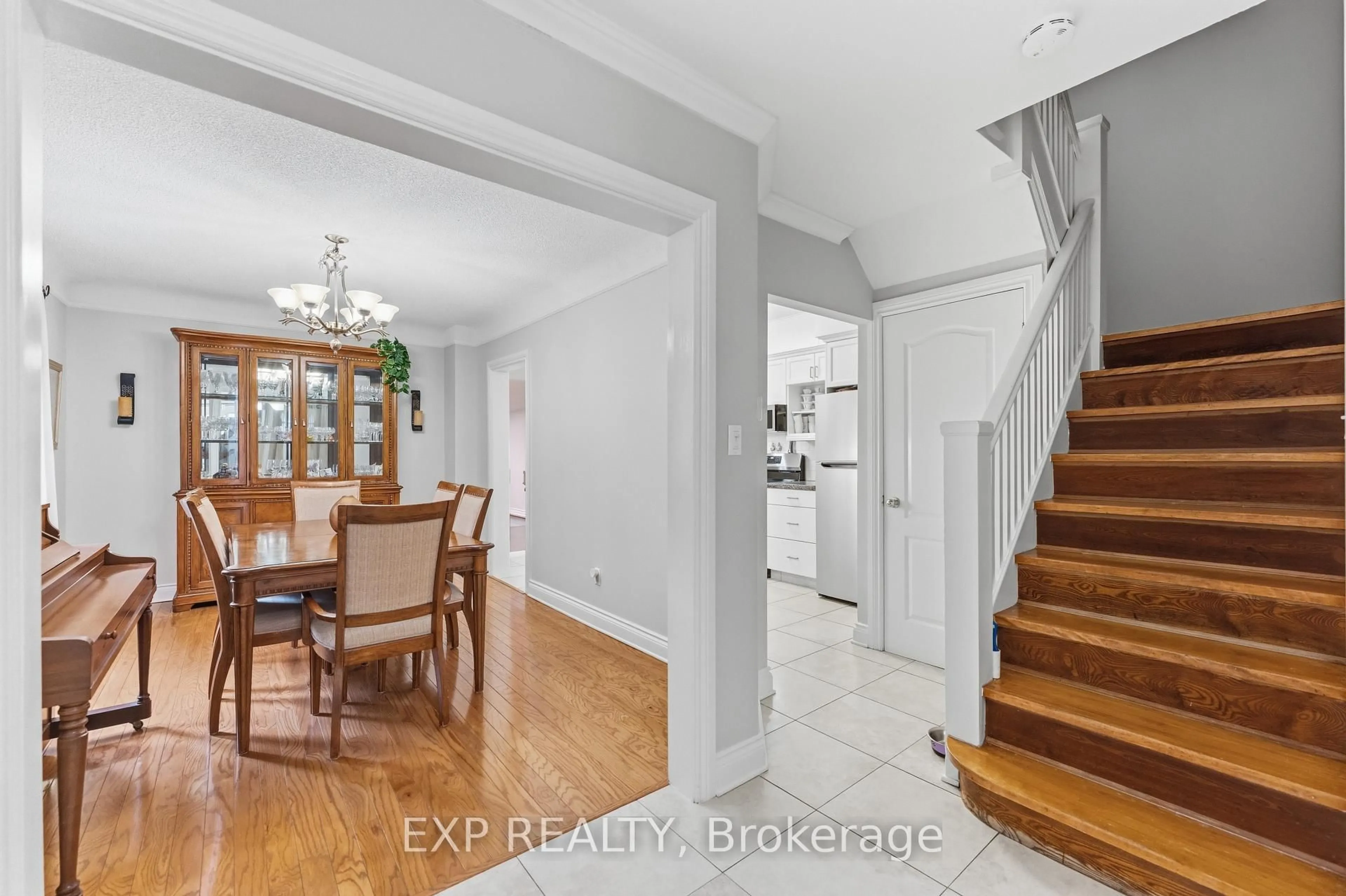 Indoor entryway for 167 Bayswater Ave, Ottawa Ontario K1Y 2G4