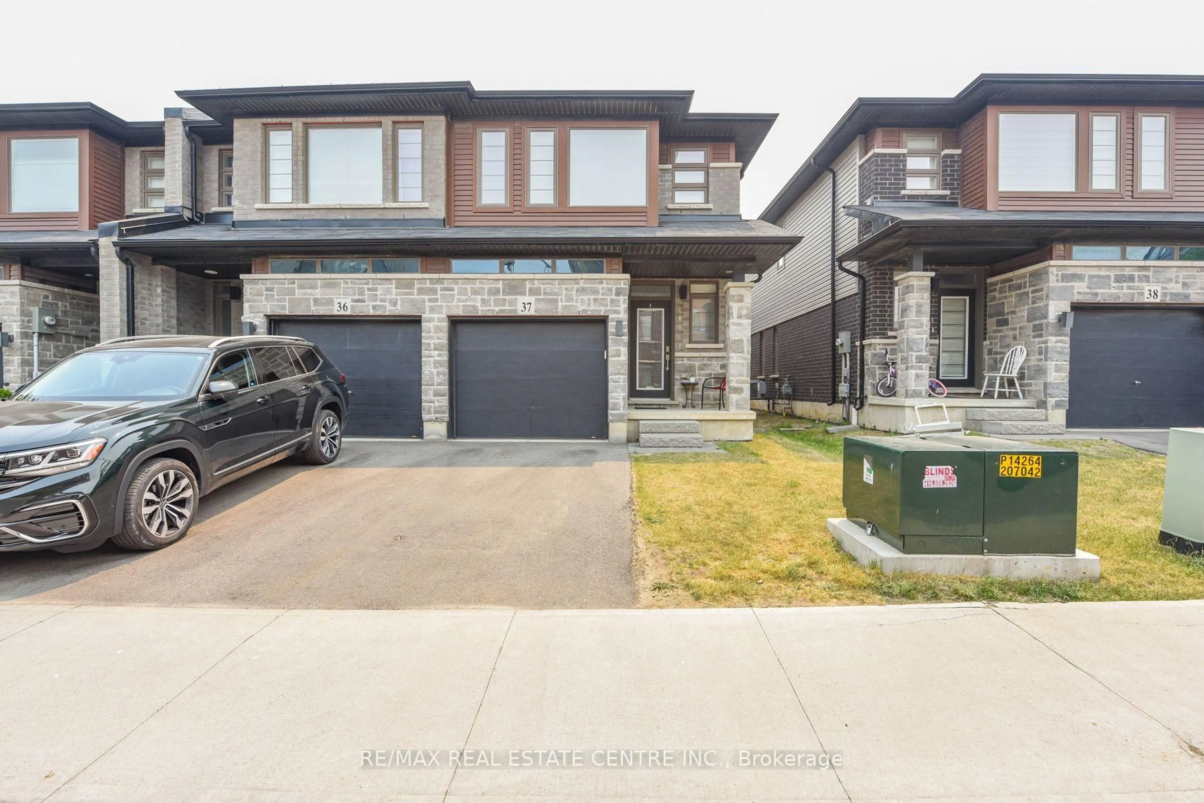 Home with brick exterior material, street for 30 Times Square Blvd #37, Hamilton Ontario L8J 0M1