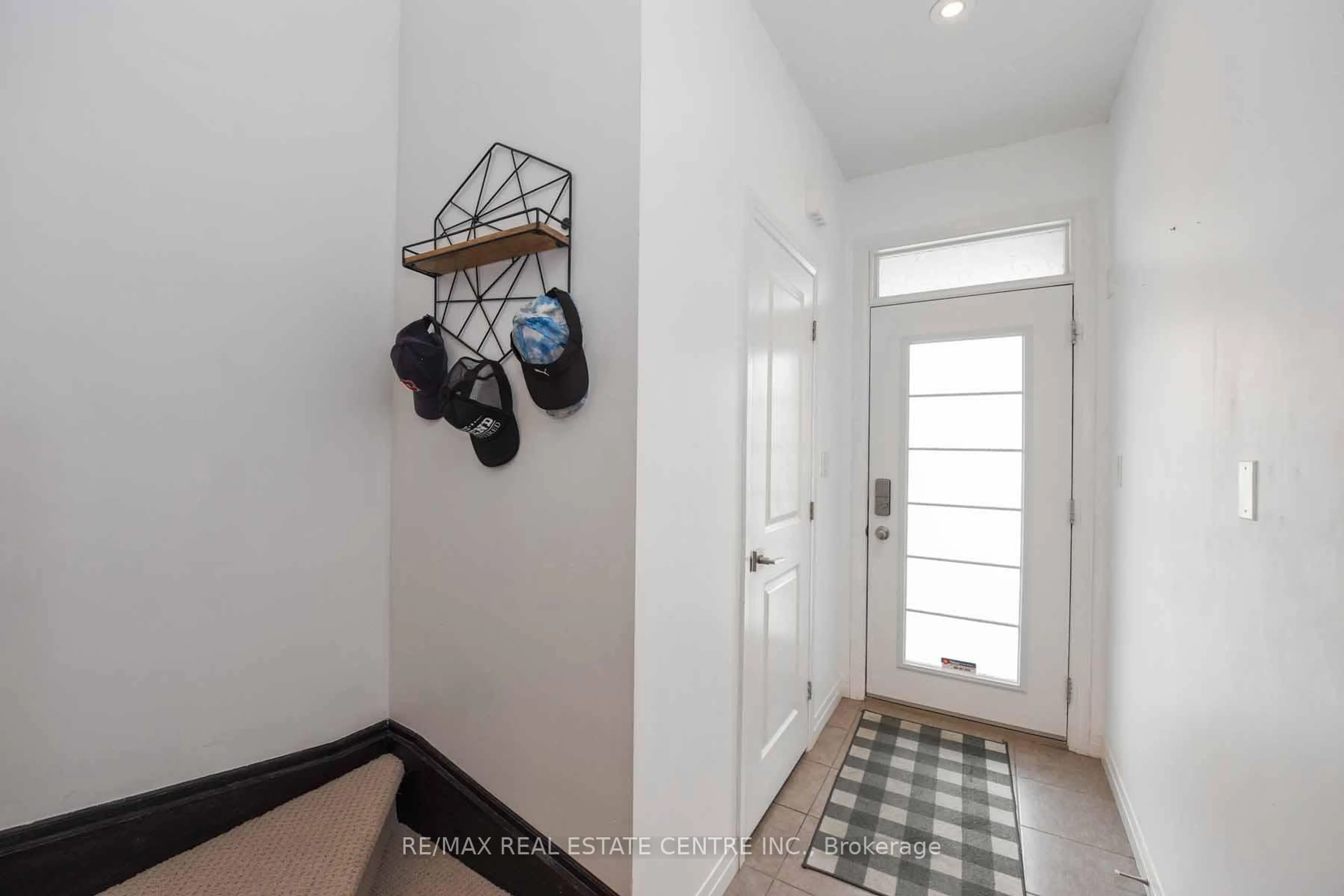 Indoor entryway for 30 Times Square Blvd #37, Hamilton Ontario L8J 0M1