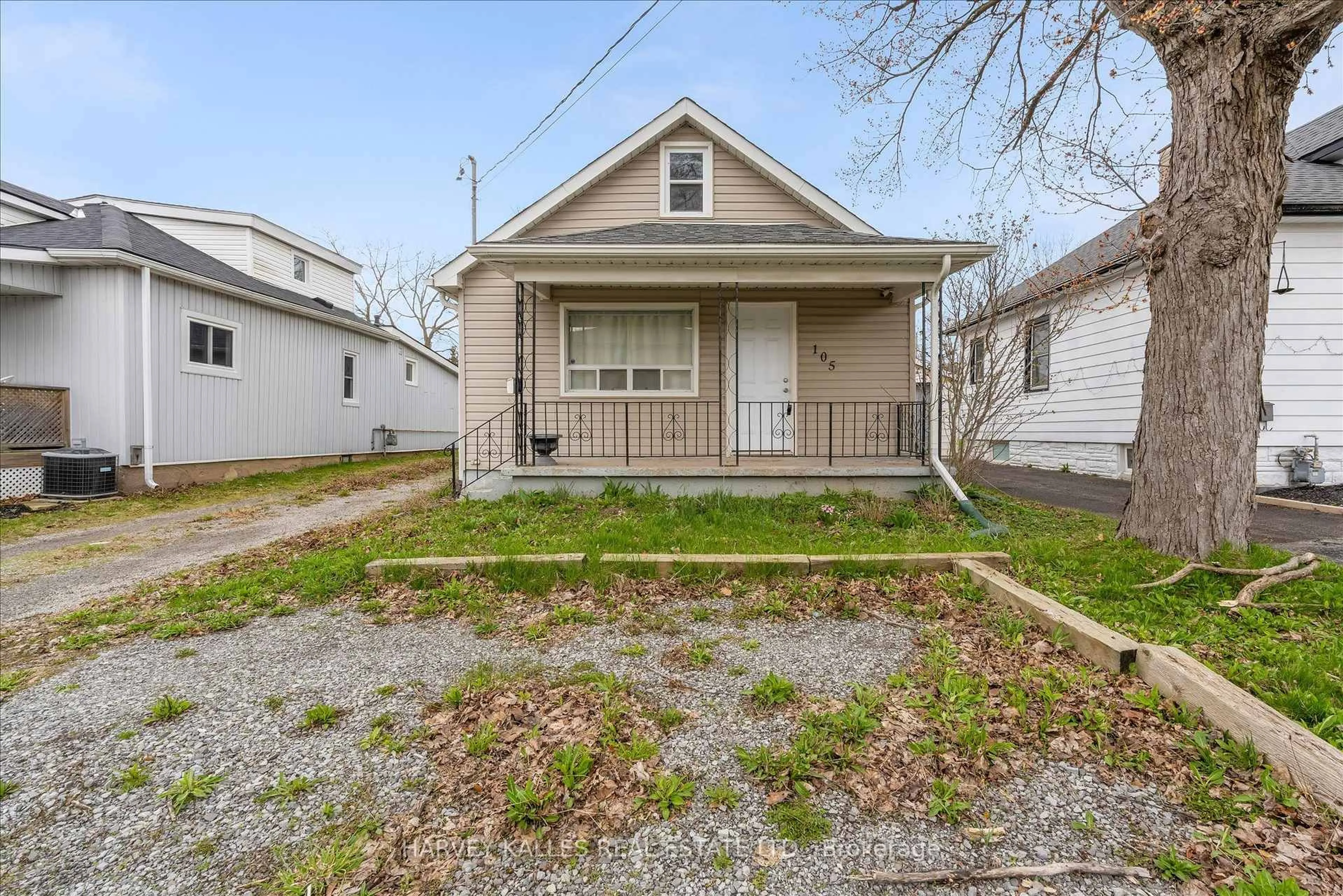 A pic from outside/outdoor area/front of a property/back of a property/a pic from drone, street for 105 Ormond St, Thorold Ontario L2V 1Z3