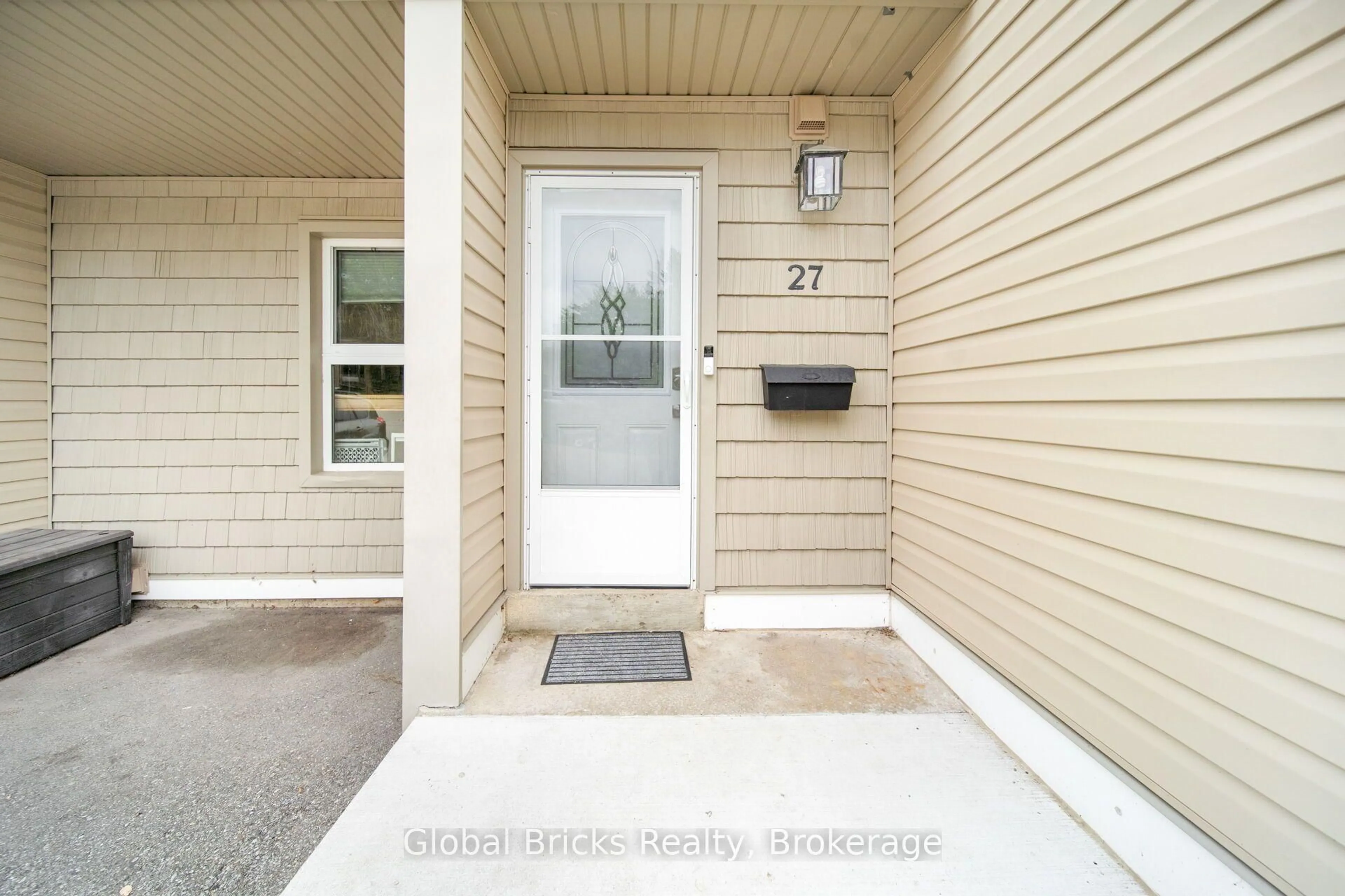 Indoor entryway for 15 Green Valley Dr #27, Kitchener Ontario N2P 1K7
