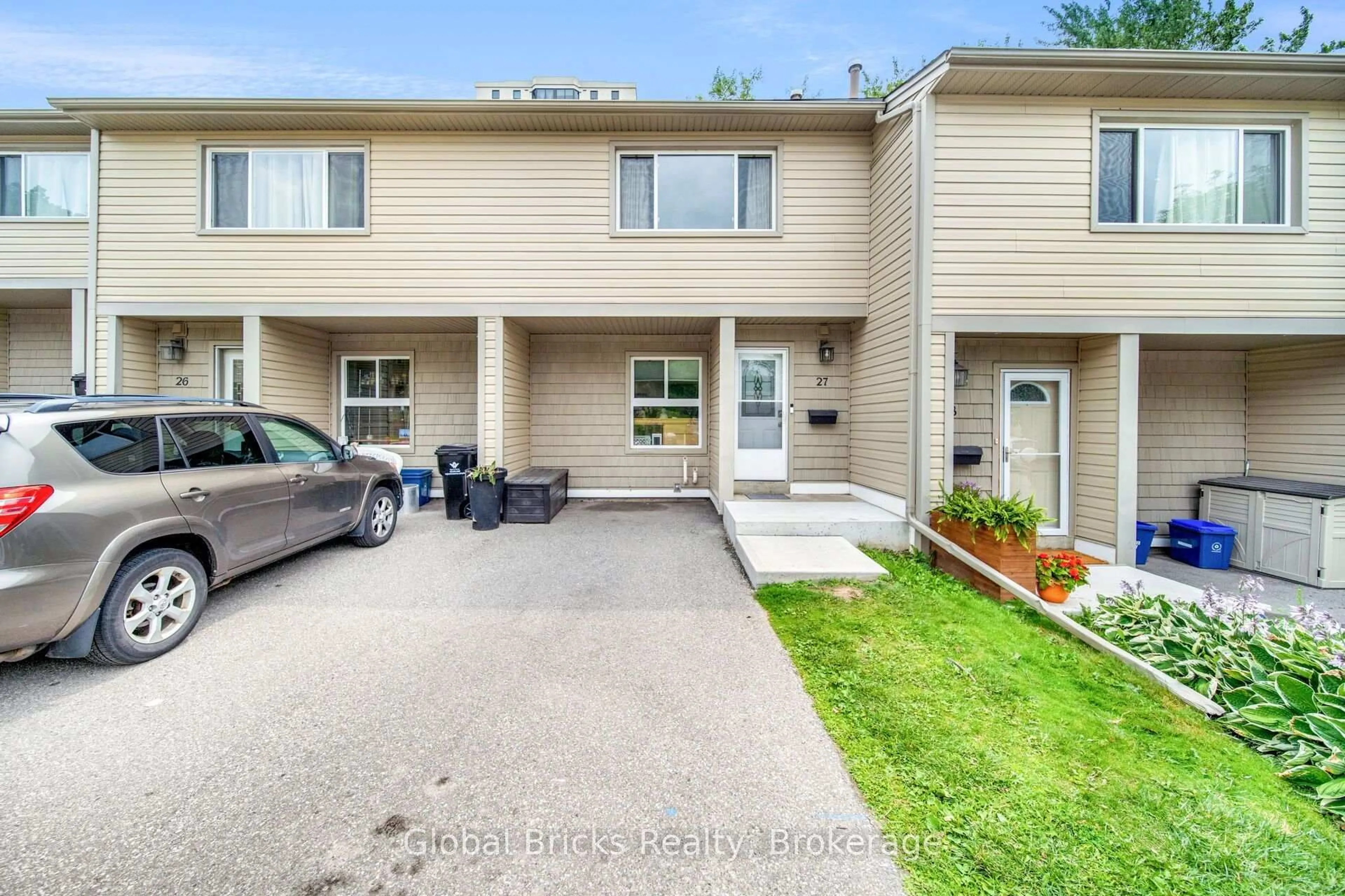 A pic from outside/outdoor area/front of a property/back of a property/a pic from drone, street for 15 Green Valley Dr #27, Kitchener Ontario N2P 1K7