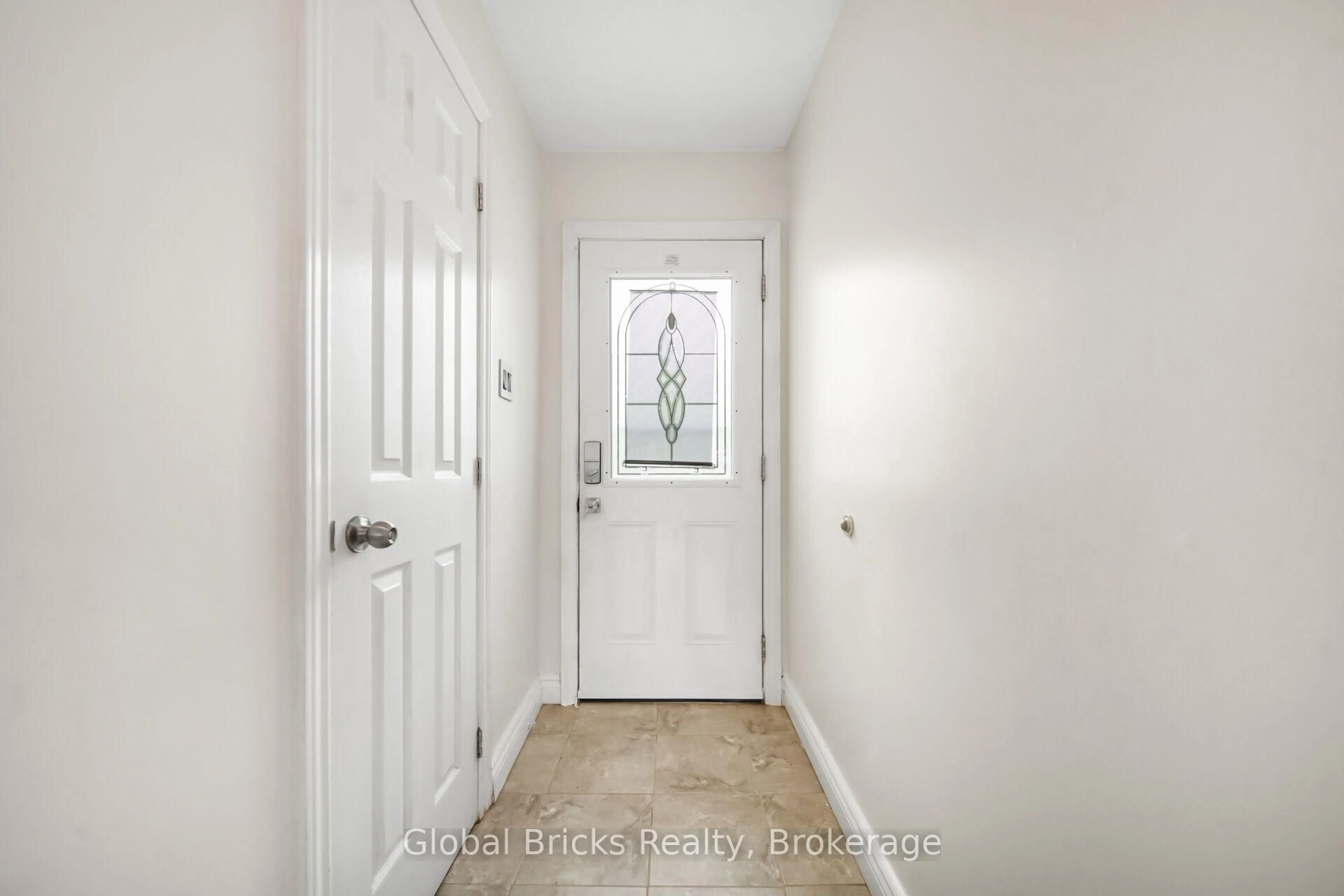 Indoor entryway for 15 Green Valley Dr #27, Kitchener Ontario N2P 1K7