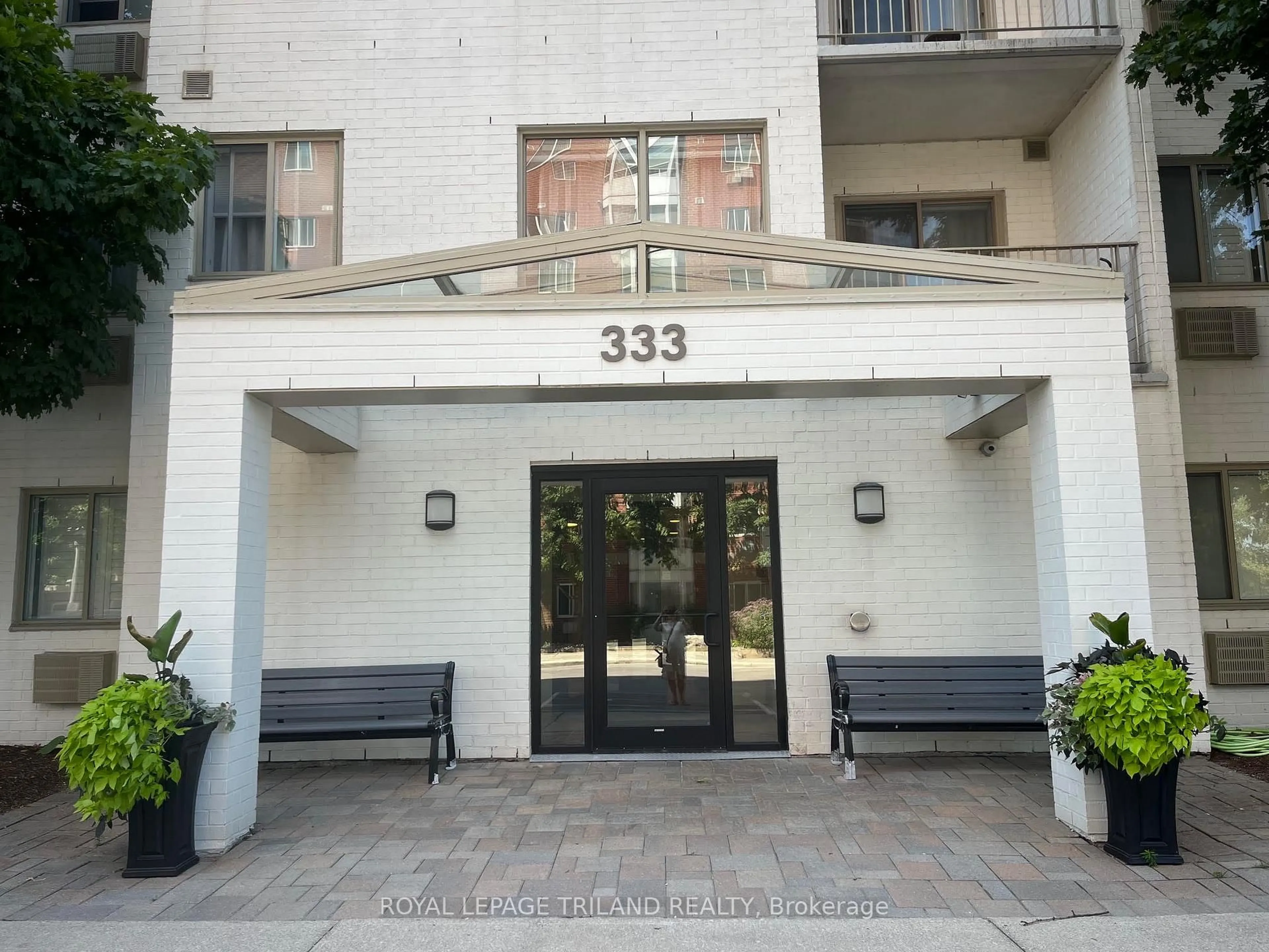 Indoor foyer for 333 Commissioners Rd #505, London South Ontario N6J 4X7