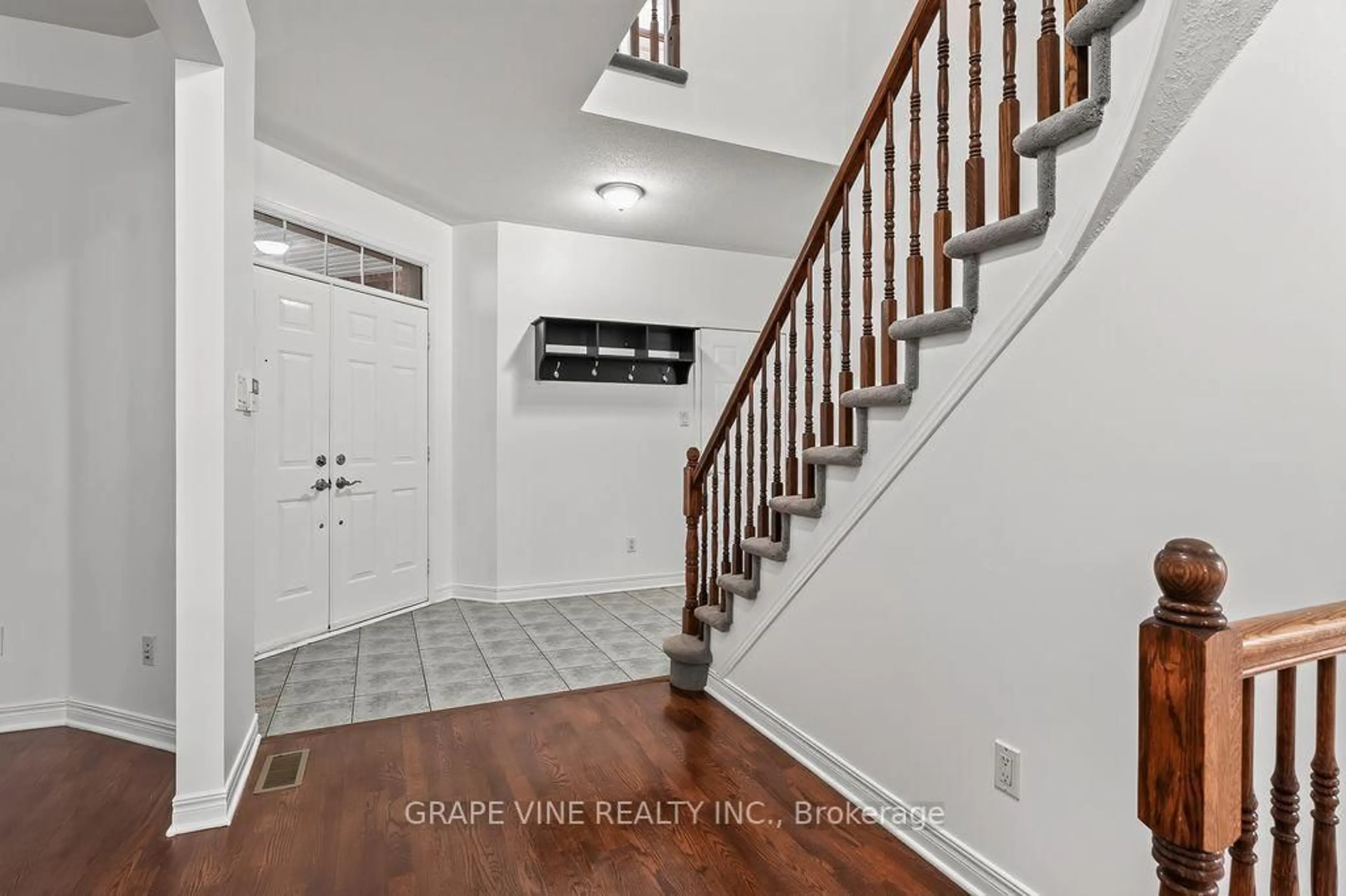 Indoor entryway for 105 Rowallen Pl, Ottawa Ontario K1T 4E3