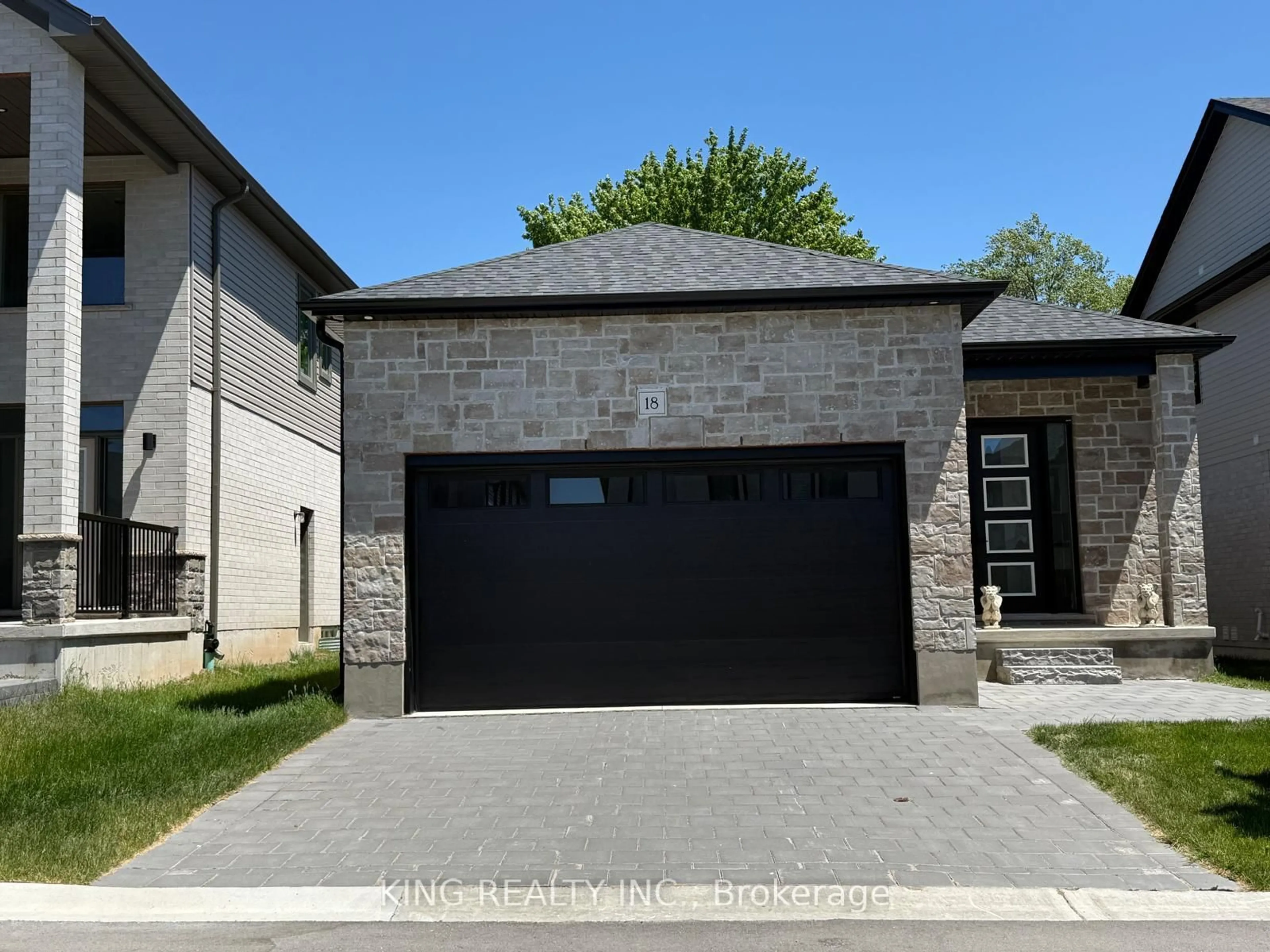 Indoor garage for 7966 Fallon Dr #18, Lucan Biddulph Ontario N0M 1V0