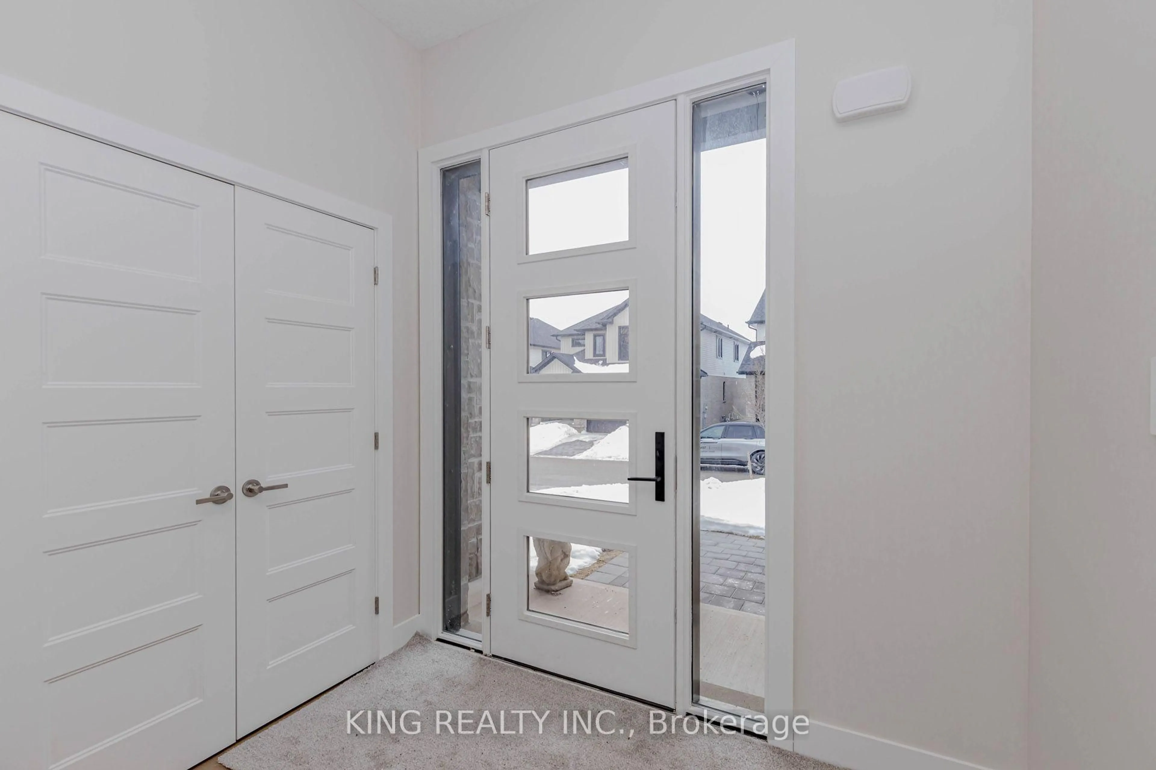 Indoor entryway for 7966 Fallon Dr #18, Lucan Biddulph Ontario N0M 1V0